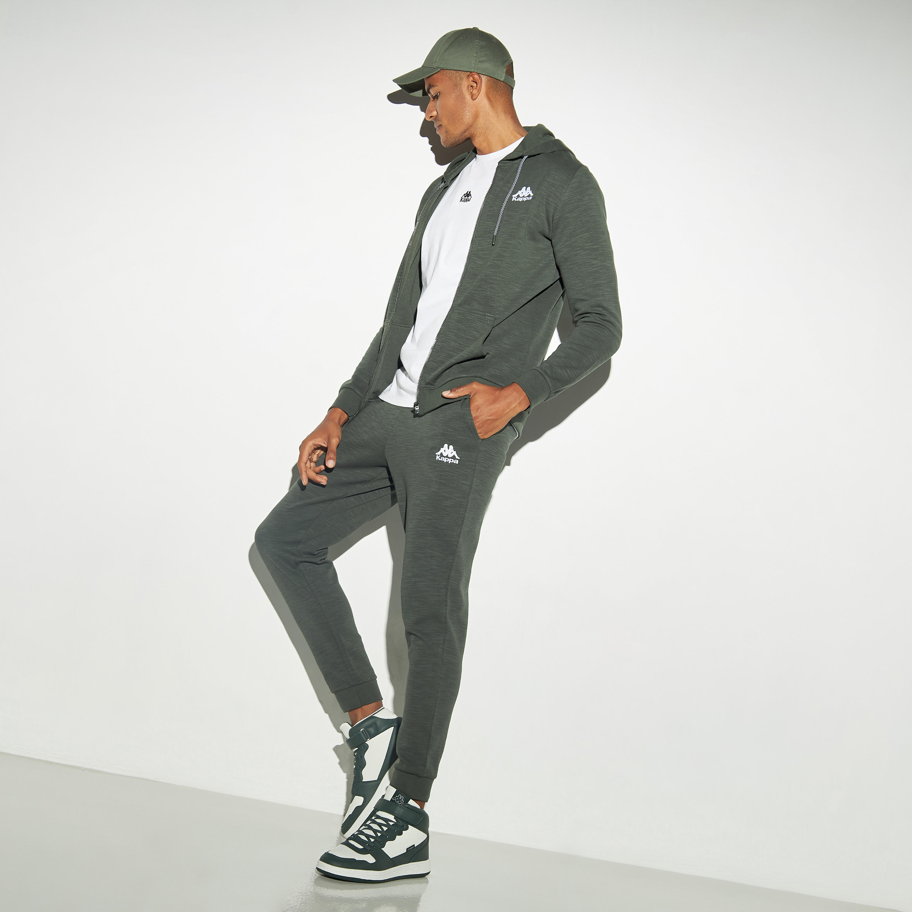 بنطلون رياضي مطرّز برباط إغلاق وجيوب من كابا-men-clothing-sportswearandactivewear-tracksuits-image-2