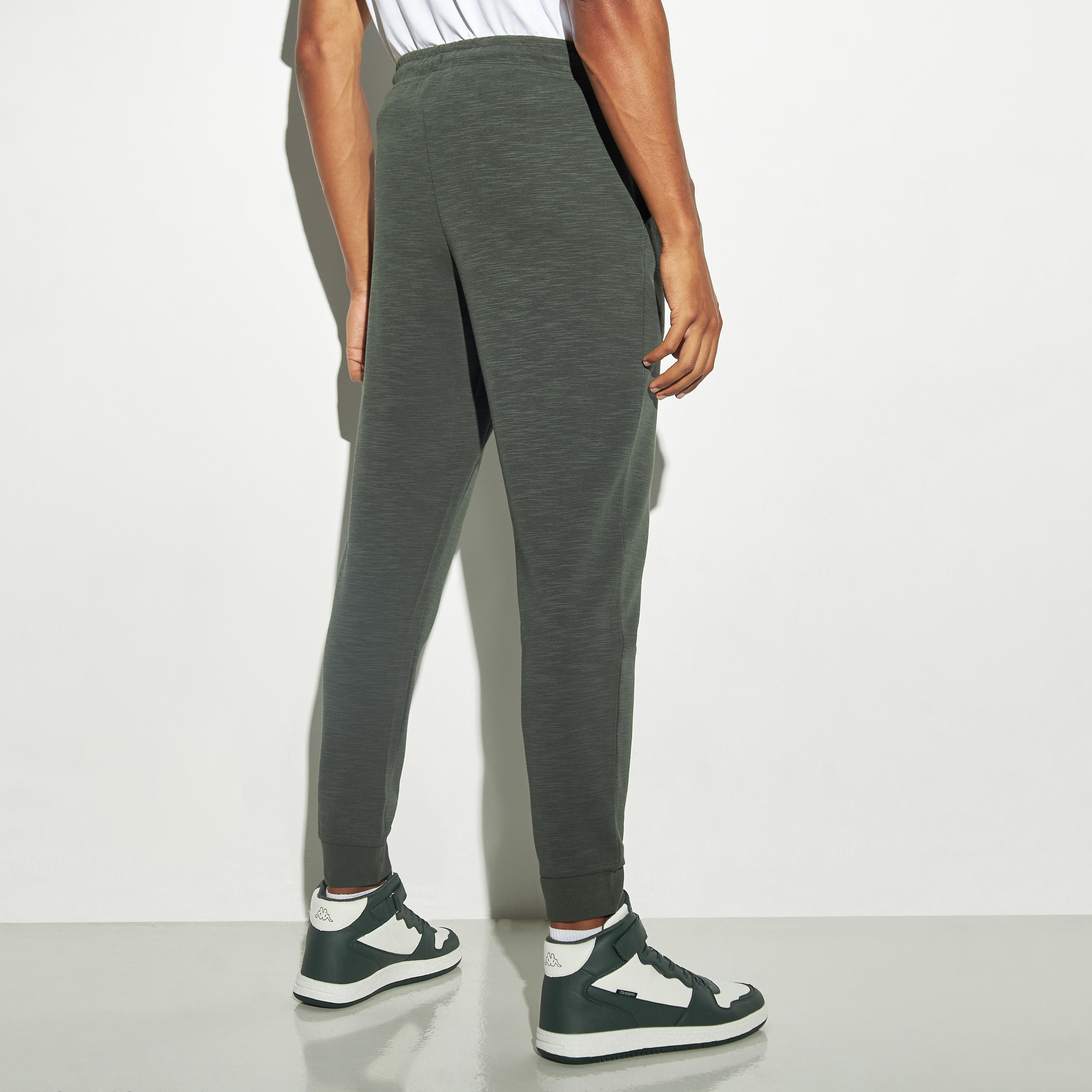 بنطلون رياضي مطرّز برباط إغلاق وجيوب من كابا-men-clothing-sportswearandactivewear-tracksuits-image-3