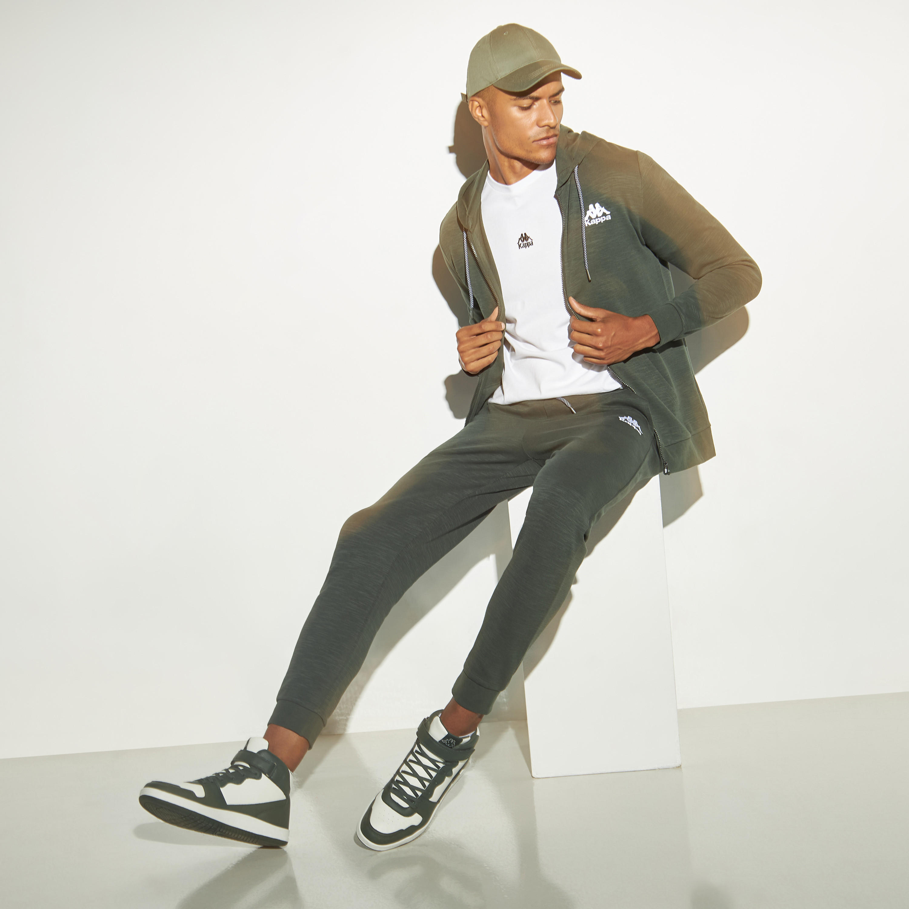 بنطلون رياضي مطرّز برباط إغلاق وجيوب من كابا-men-clothing-sportswearandactivewear-tracksuits-image-5