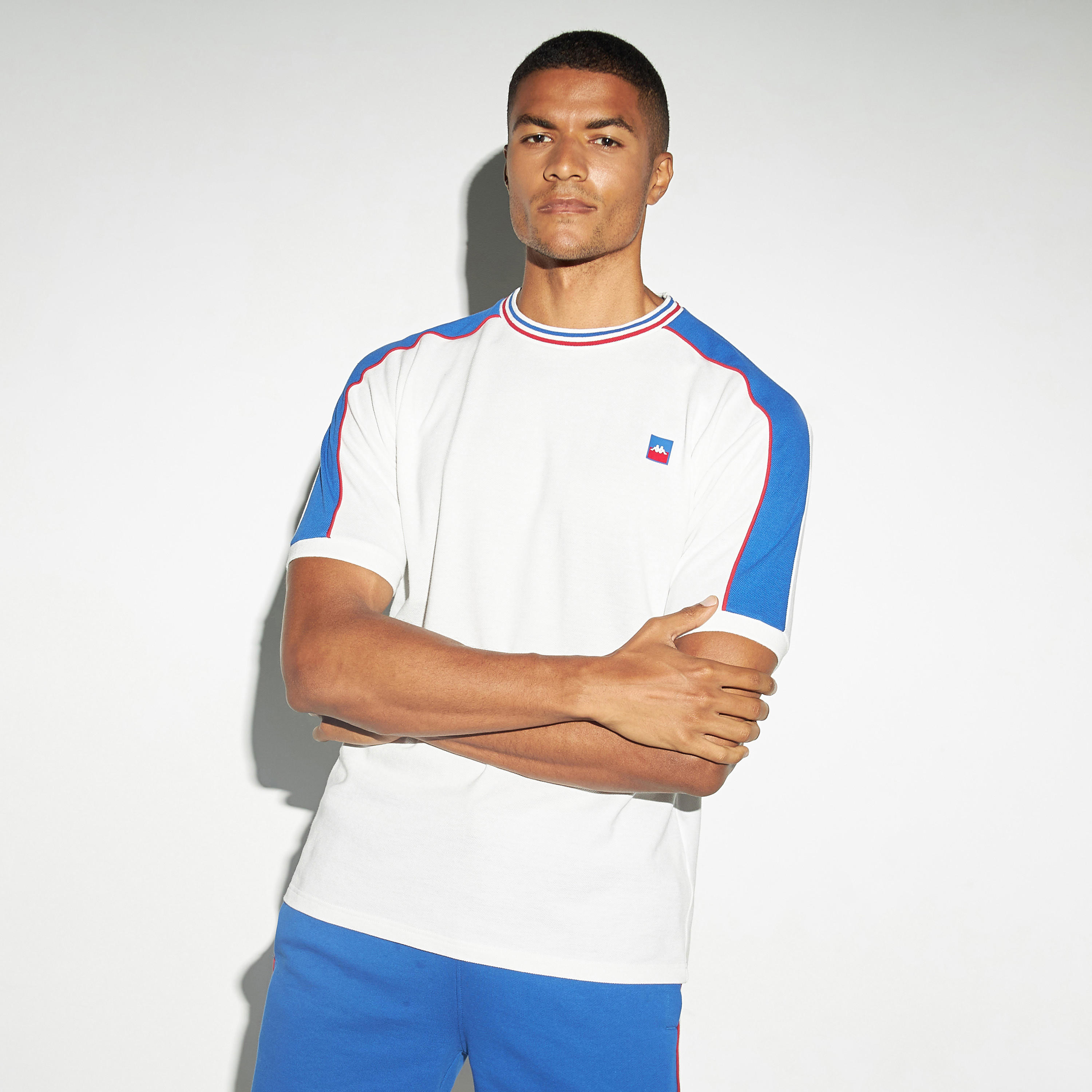 تيشيرت بأكمام قصيرة وتفاصيل شريط وطبعات من كابا-men-clothing-sportswearandactivewear-tshirtsandpolos-image-1