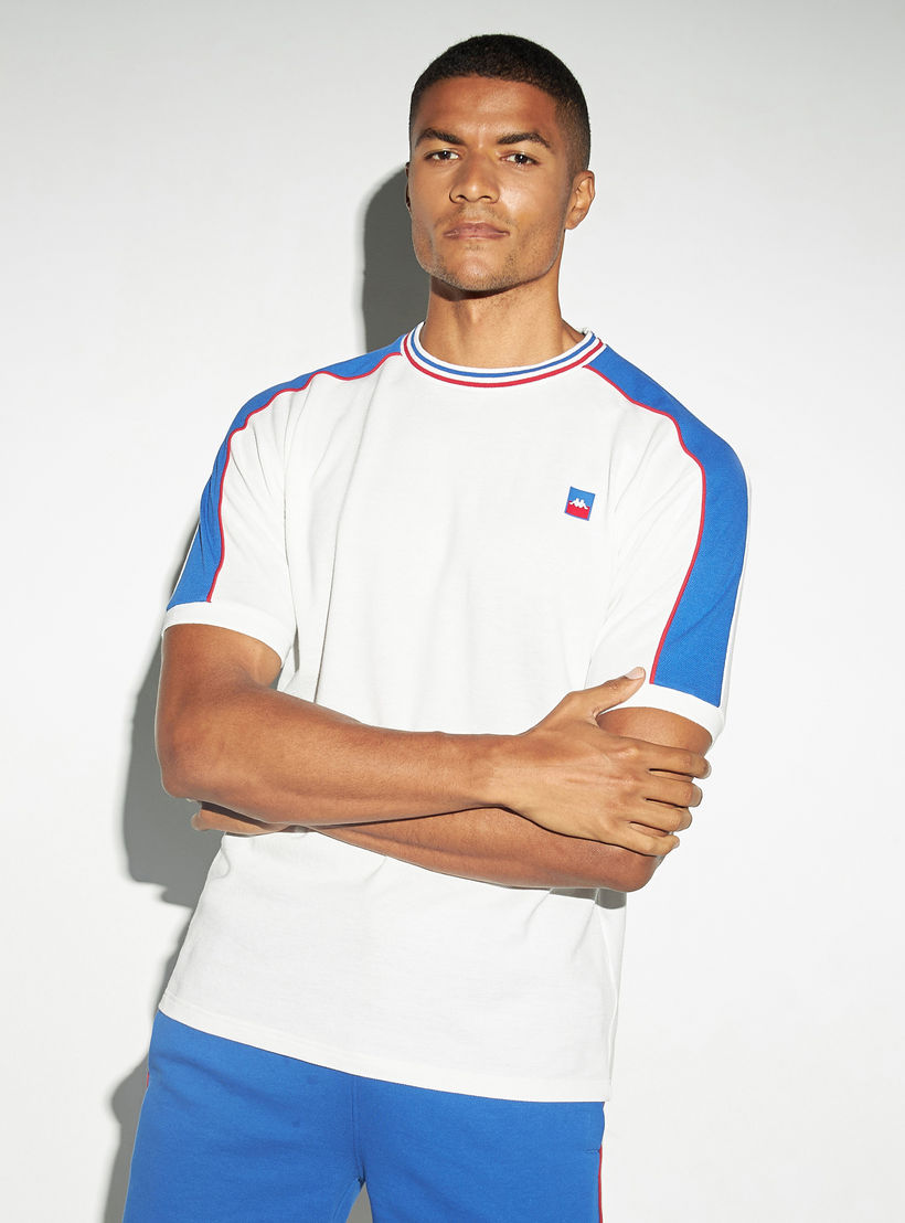 تيشيرت بأكمام قصيرة وتفاصيل شريط وطبعات من كابا-men-clothing-sportswearandactivewear-tshirtsandpolos-image-1