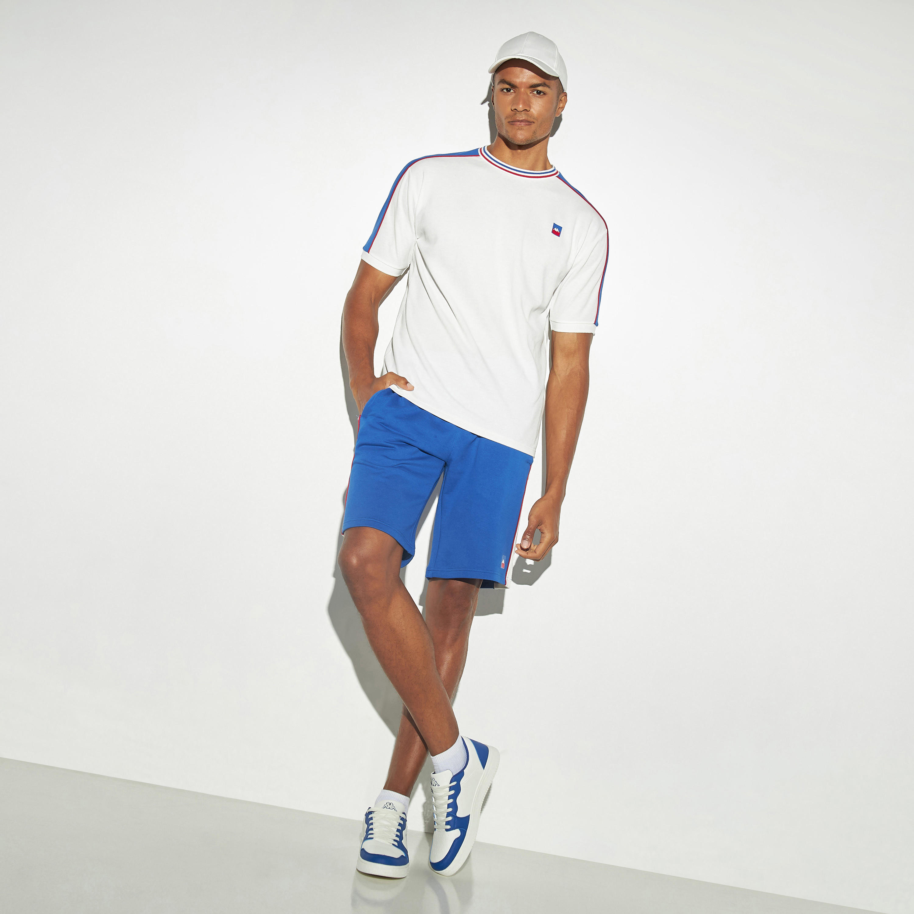 تيشيرت بأكمام قصيرة وتفاصيل شريط وطبعات من كابا-men-clothing-sportswearandactivewear-tshirtsandpolos-image-2
