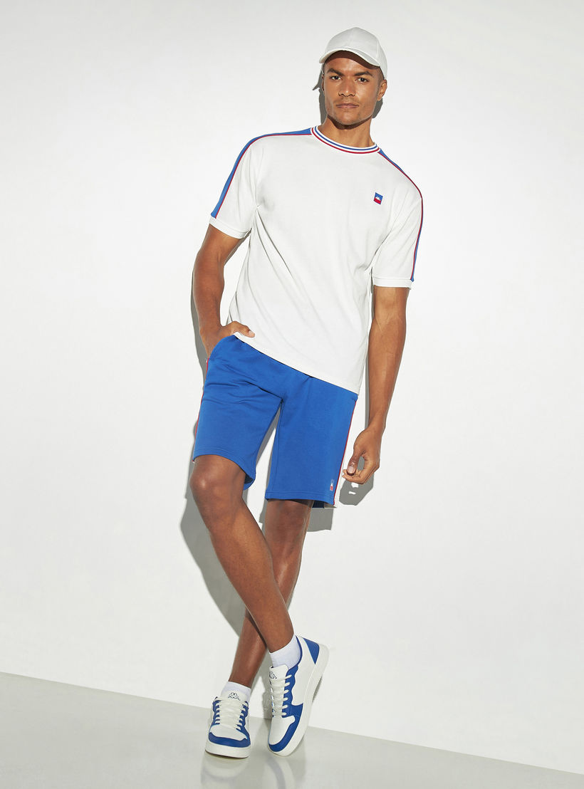 تيشيرت بأكمام قصيرة وتفاصيل شريط وطبعات من كابا-men-clothing-sportswearandactivewear-tshirtsandpolos-image-2