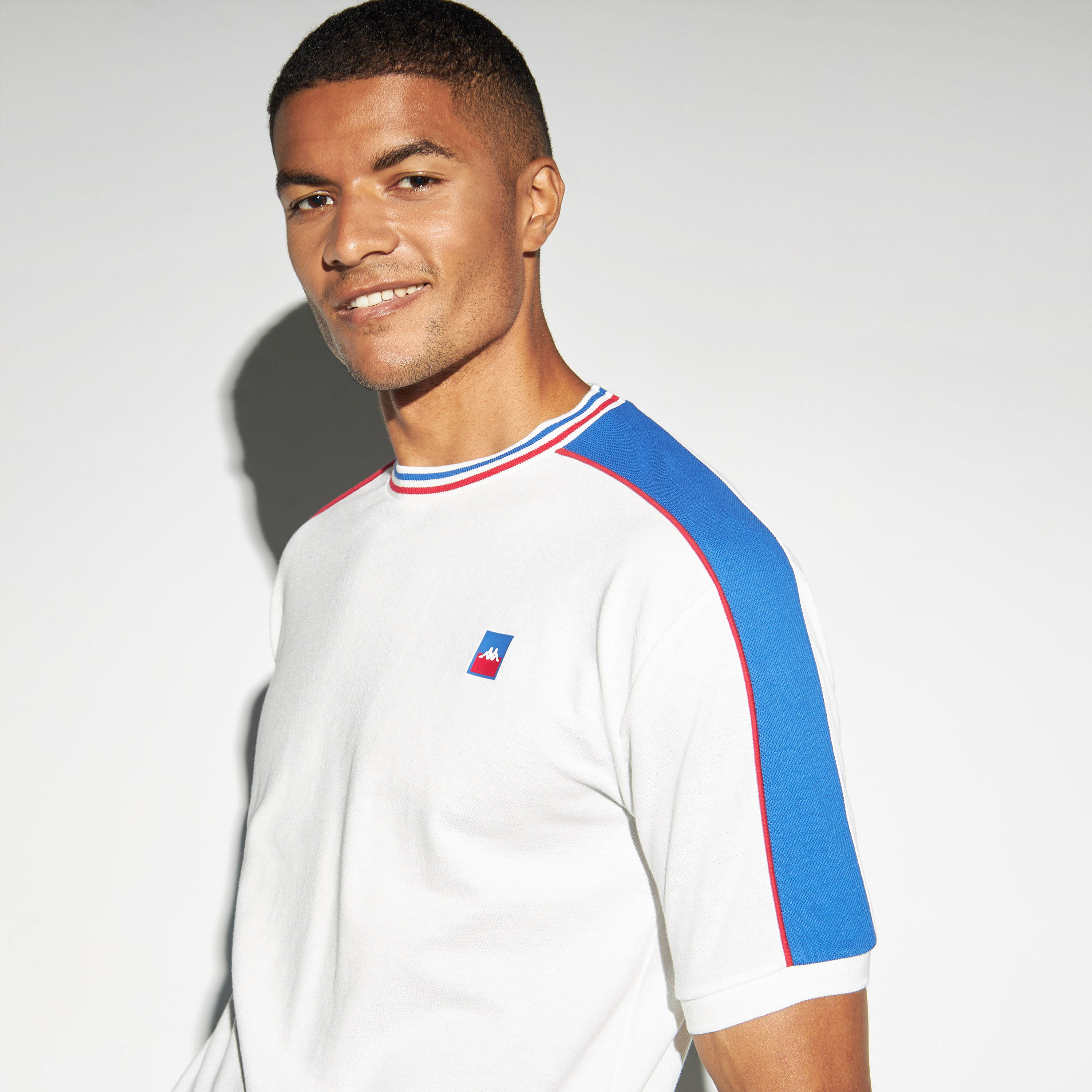 تيشيرت بأكمام قصيرة وتفاصيل شريط وطبعات من كابا-men-clothing-sportswearandactivewear-tshirtsandpolos-image-4