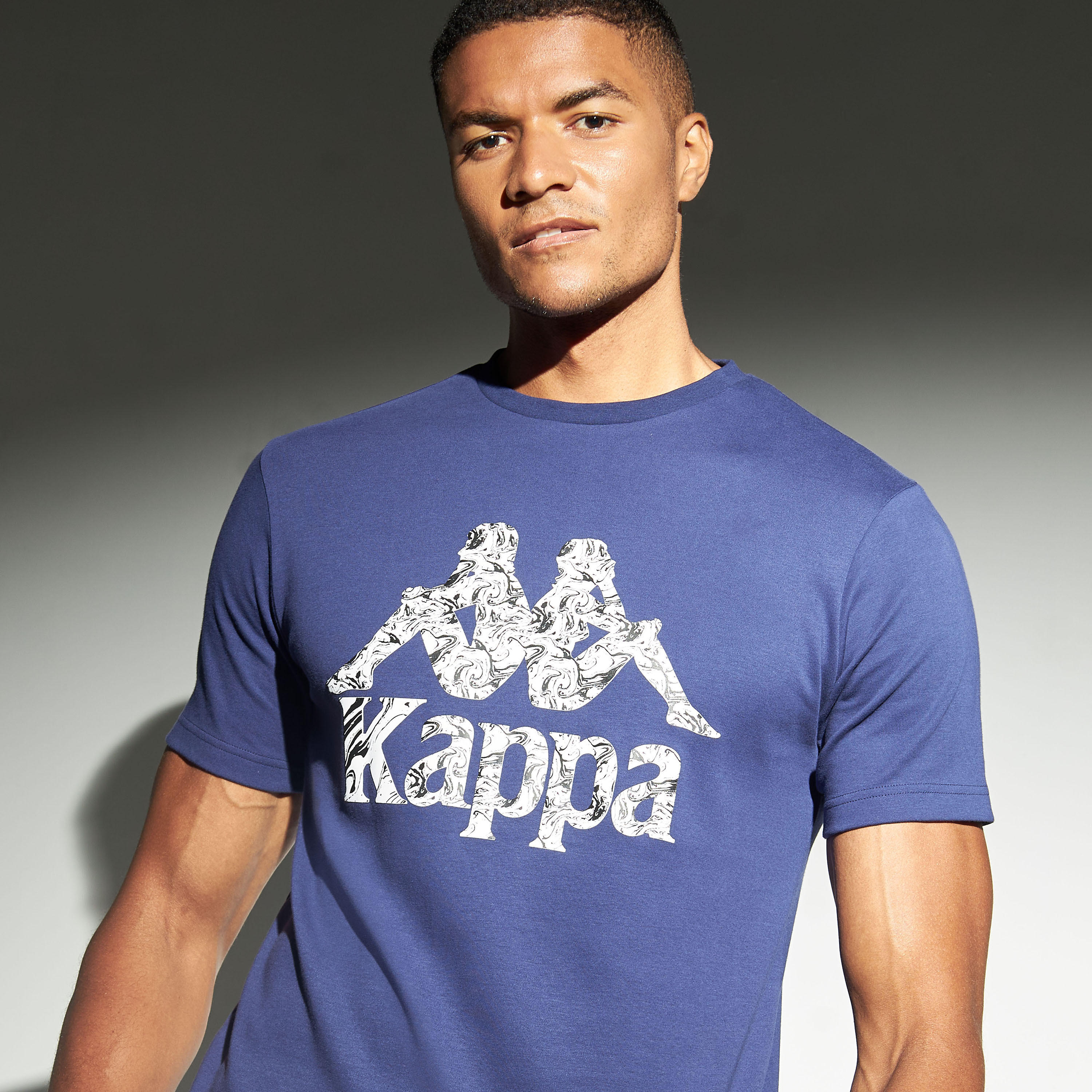 تيشيرت بأكمام قصيرة وياقة ضيقة وطبعات شعار جرافيك من كابا-men-clothing-sportswearandactivewear-tshirtsandpolos-image-1