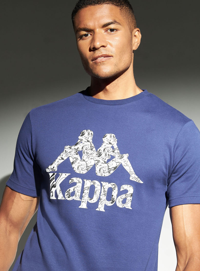تيشيرت بأكمام قصيرة وياقة ضيقة وطبعات شعار جرافيك من كابا-men-clothing-sportswearandactivewear-tshirtsandpolos-image-1