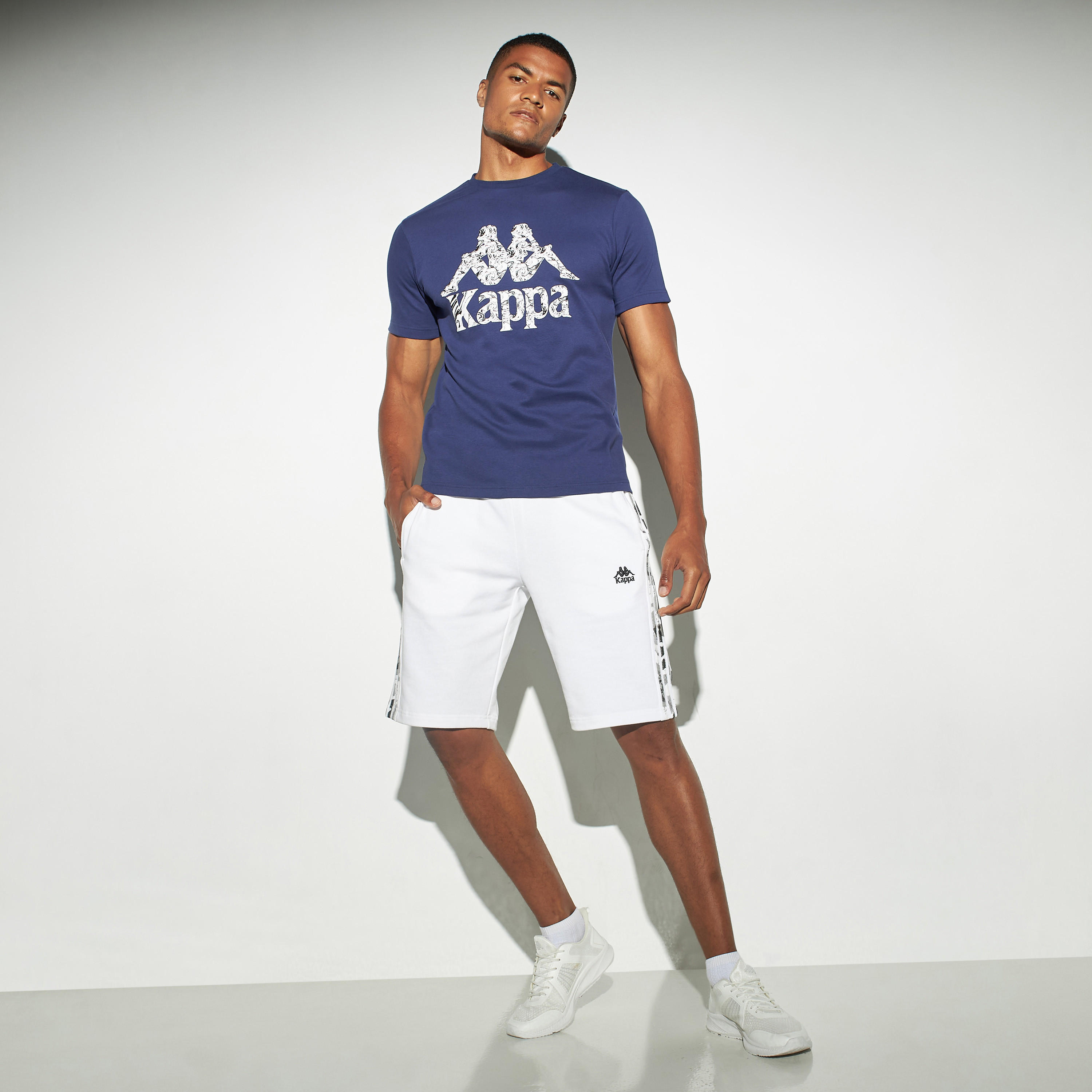 تيشيرت بأكمام قصيرة وياقة ضيقة وطبعات شعار جرافيك من كابا-men-clothing-sportswearandactivewear-tshirtsandpolos-image-2