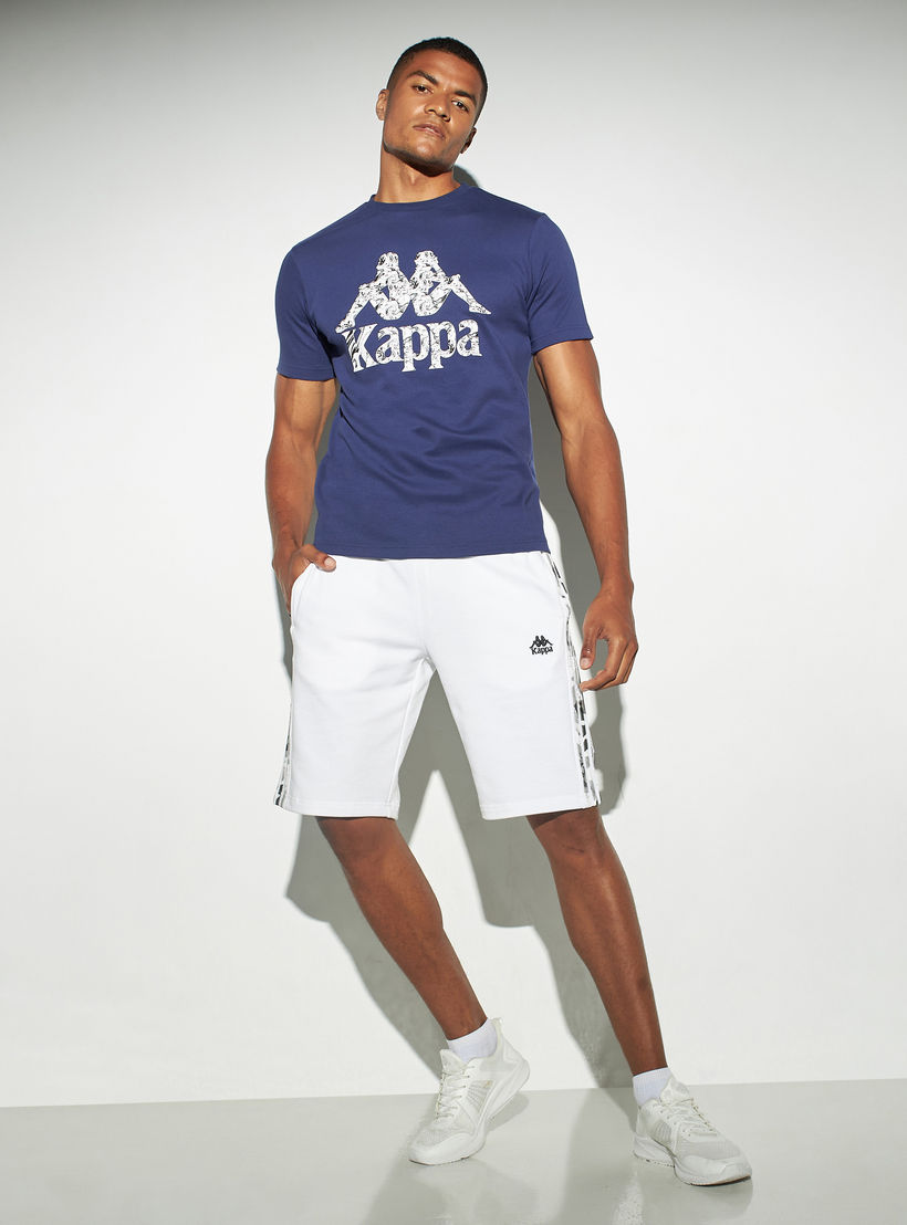 تيشيرت بأكمام قصيرة وياقة ضيقة وطبعات شعار جرافيك من كابا-men-clothing-sportswearandactivewear-tshirtsandpolos-image-2