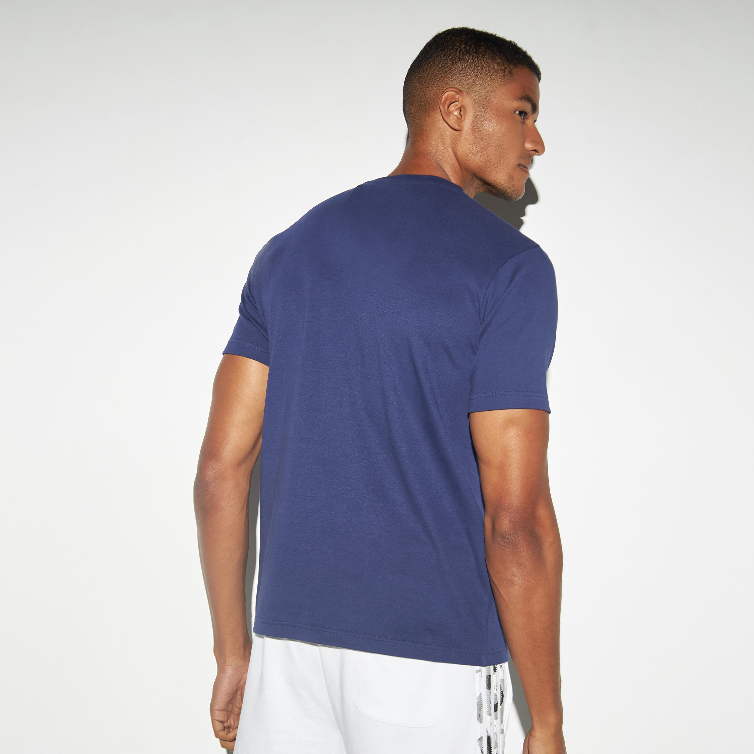 تيشيرت بأكمام قصيرة وياقة ضيقة وطبعات شعار جرافيك من كابا-men-clothing-sportswearandactivewear-tshirtsandpolos-image-3