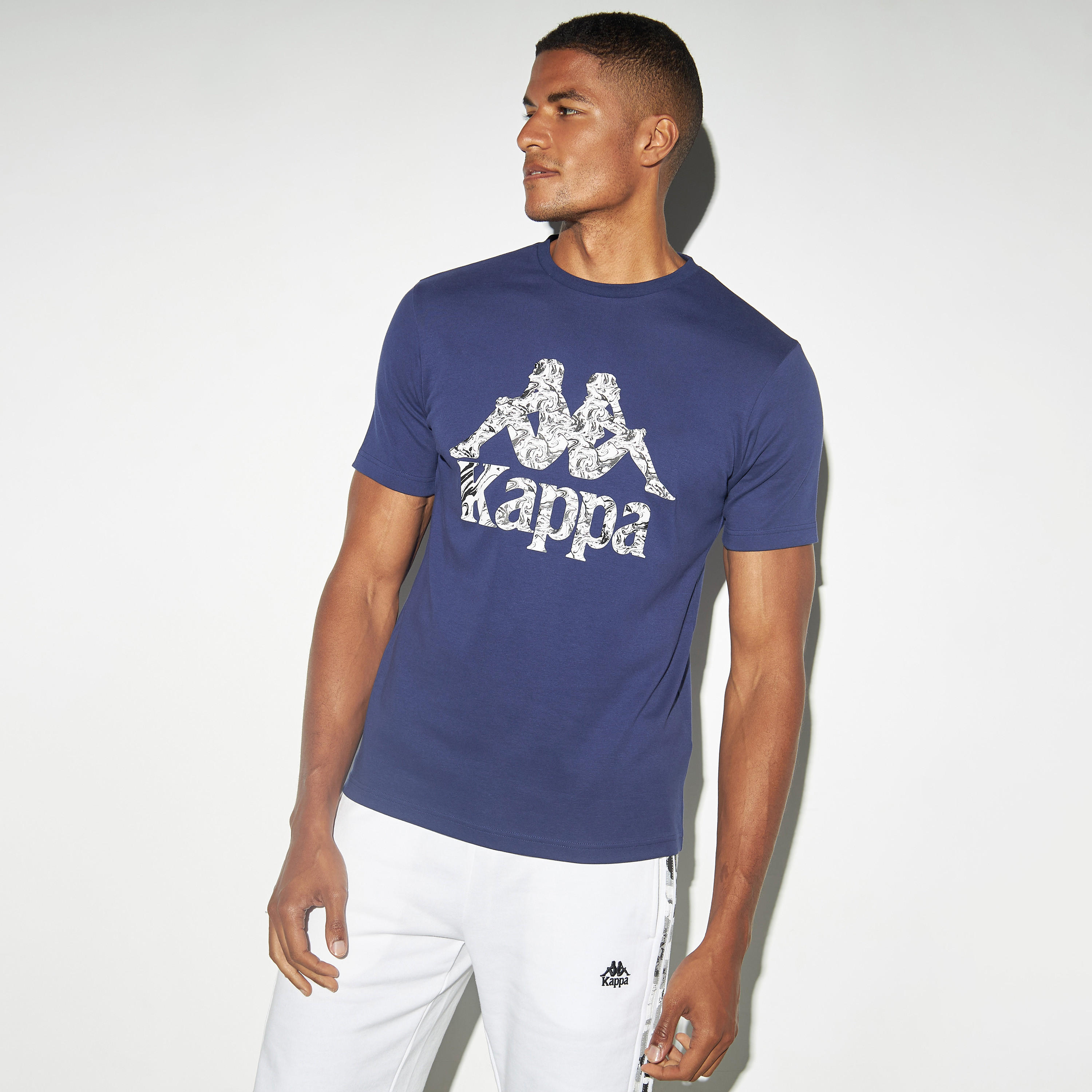 تيشيرت بأكمام قصيرة وياقة ضيقة وطبعات شعار جرافيك من كابا-men-clothing-sportswearandactivewear-tshirtsandpolos-image-4