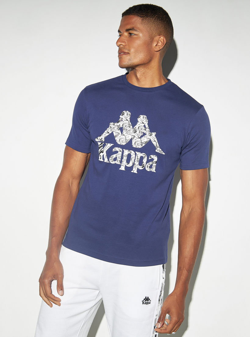 تيشيرت بأكمام قصيرة وياقة ضيقة وطبعات شعار جرافيك من كابا-men-clothing-sportswearandactivewear-tshirtsandpolos-image-4