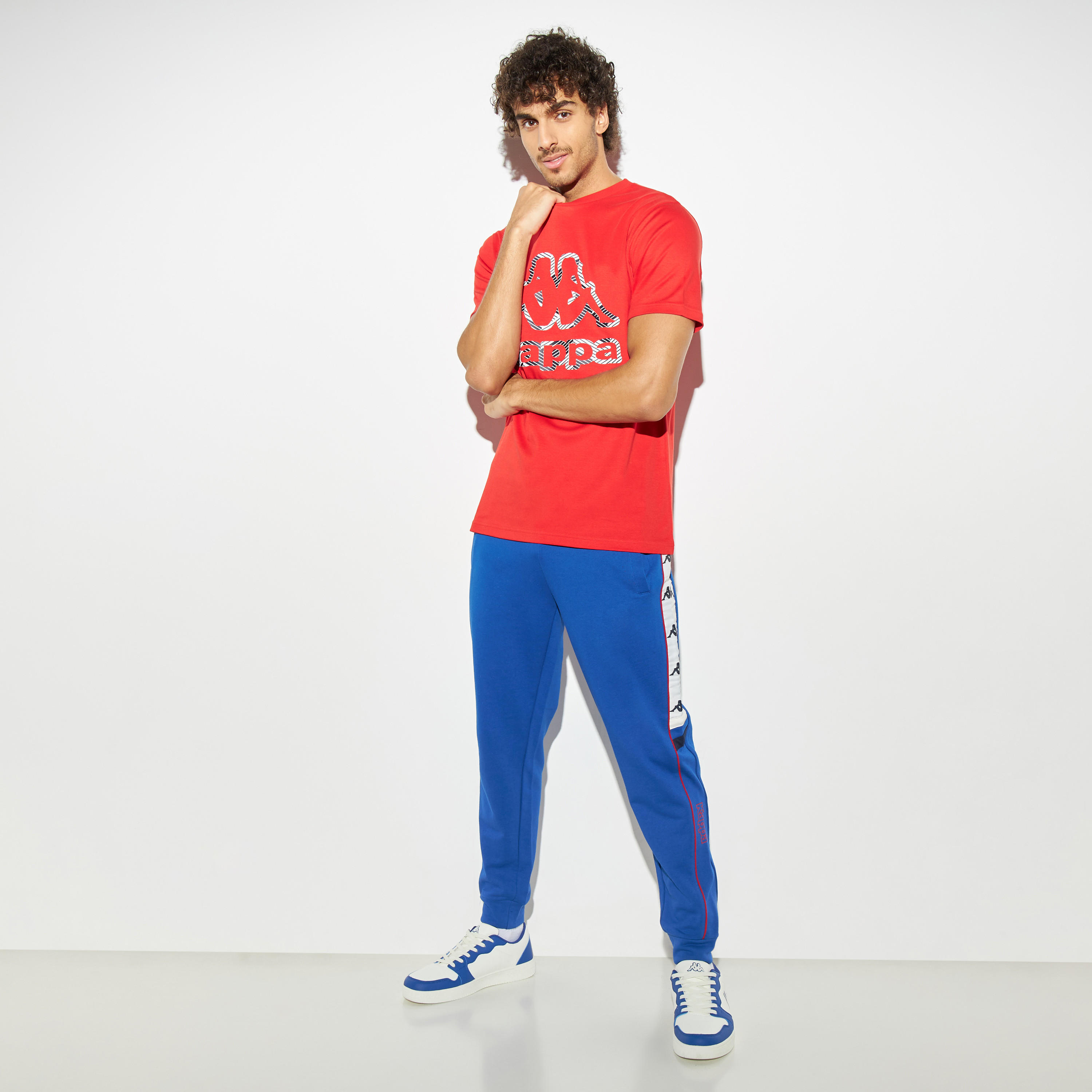 تيشيرت بأكمام قصيرة وياقة ضيقة وطبعات شعار من كابا-men-clothing-sportswearandactivewear-tshirtsandpolos-image-2