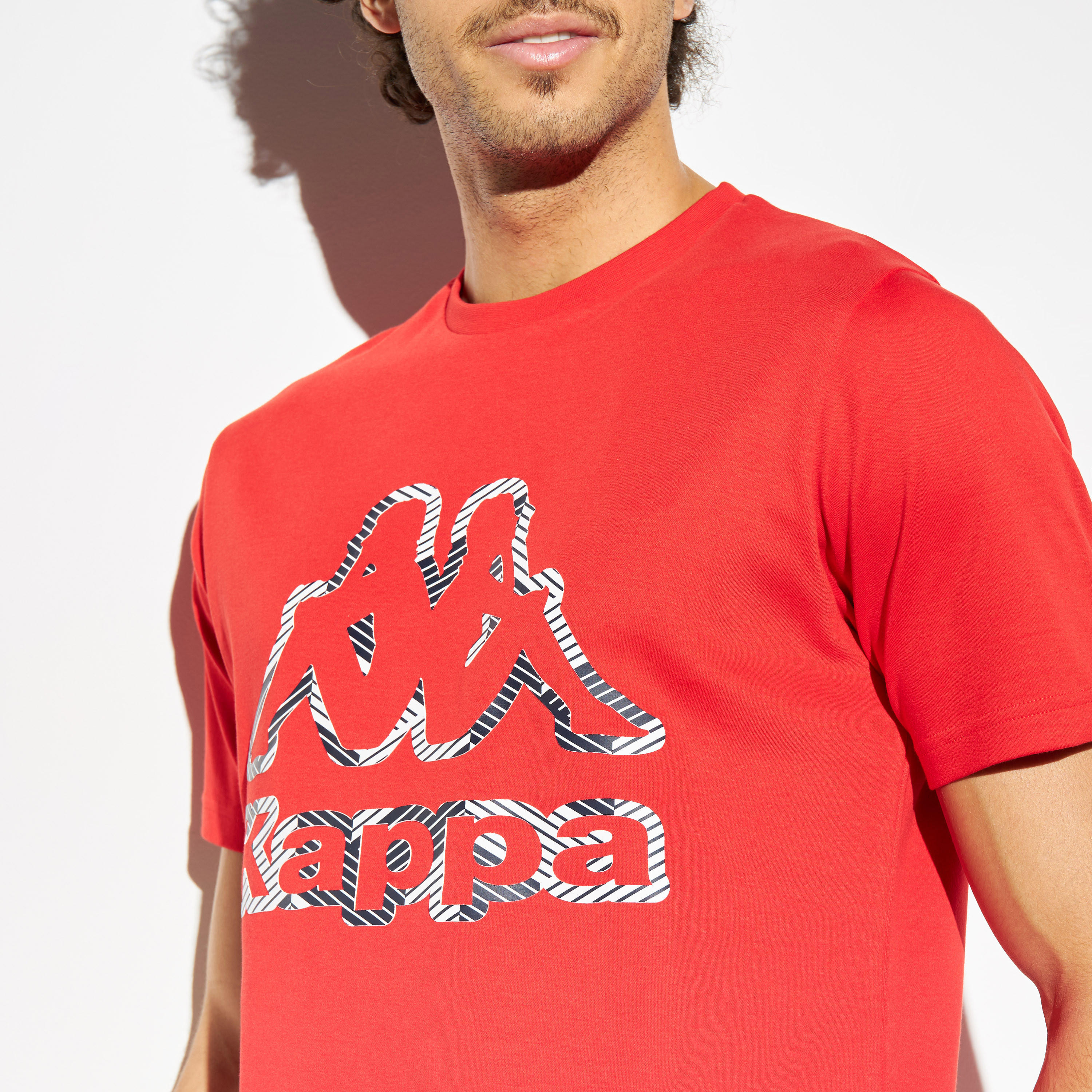 تيشيرت بأكمام قصيرة وياقة ضيقة وطبعات شعار من كابا-men-clothing-sportswearandactivewear-tshirtsandpolos-image-3