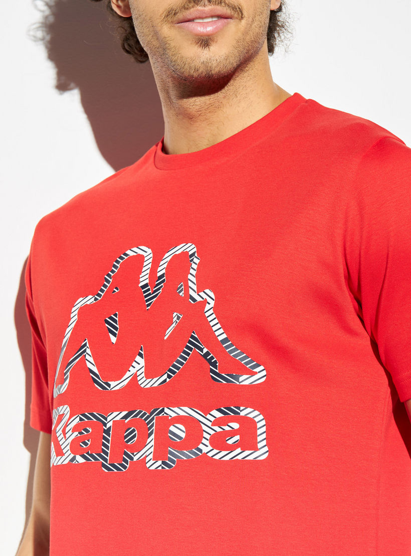 تيشيرت بأكمام قصيرة وياقة ضيقة وطبعات شعار من كابا-men-clothing-sportswearandactivewear-tshirtsandpolos-image-3