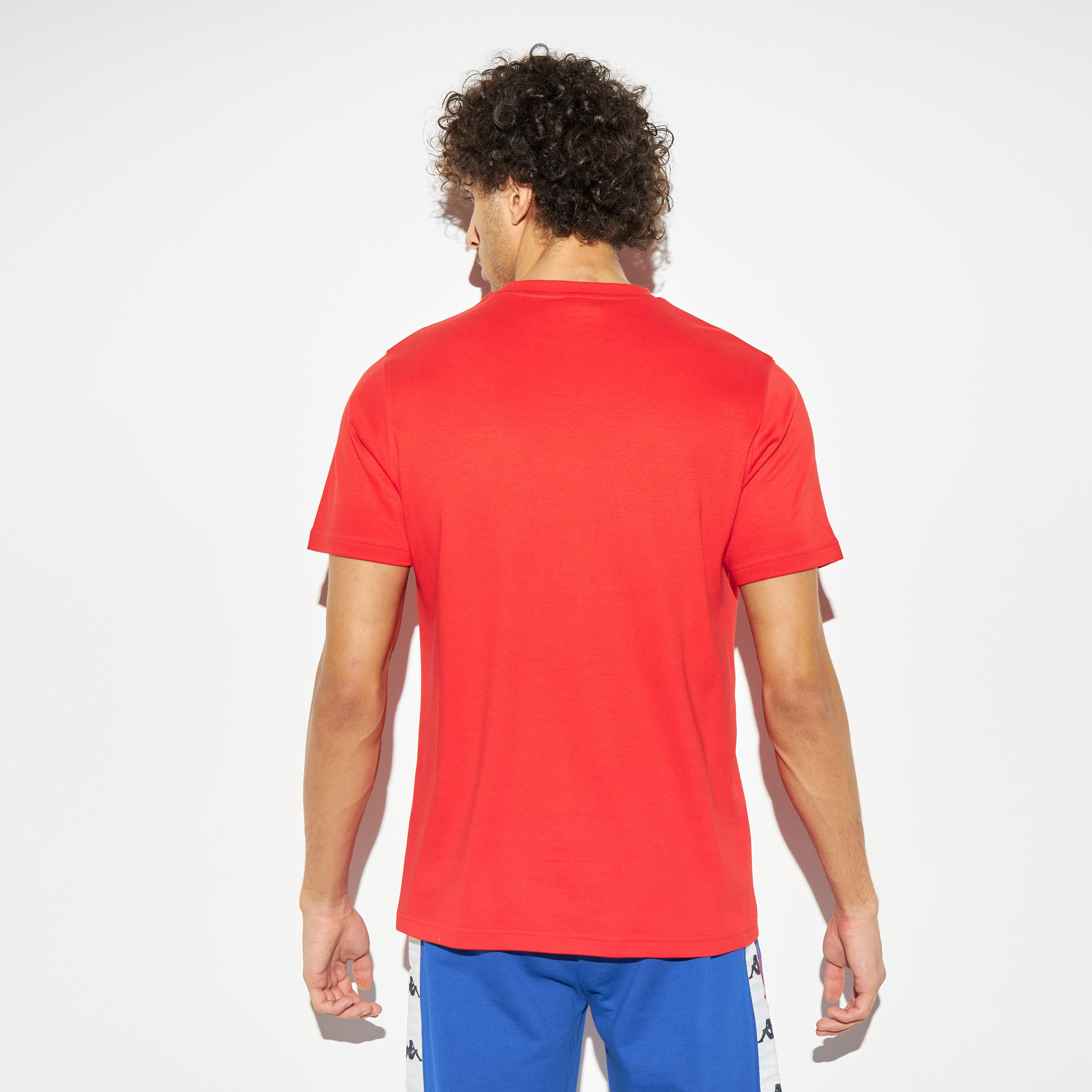 تيشيرت بأكمام قصيرة وياقة ضيقة وطبعات شعار من كابا-men-clothing-sportswearandactivewear-tshirtsandpolos-image-4