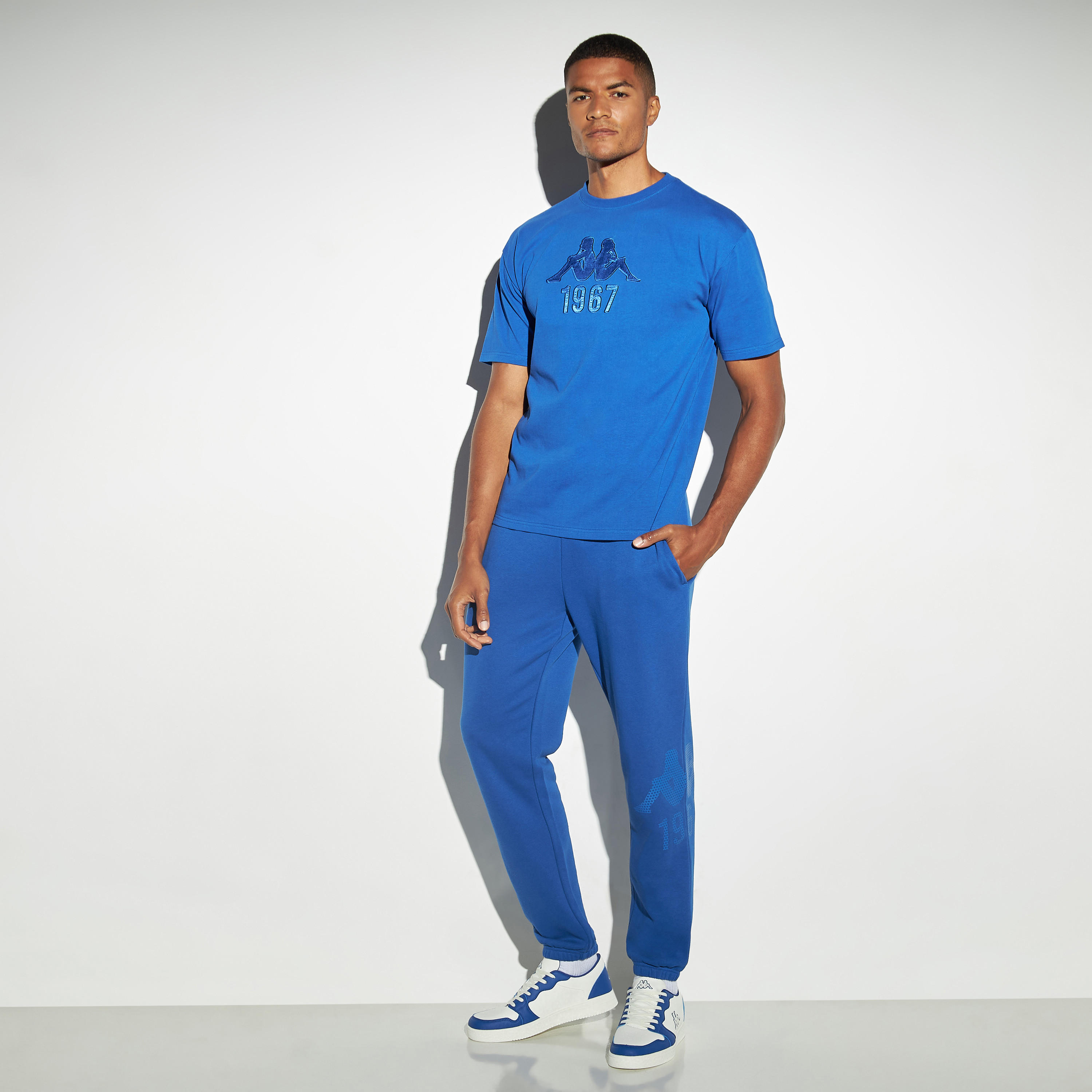 تيشيرت فضفاض بأكمام قصيرة وياقة ضيقة وطبعات شعار من كابا-men-clothing-sportswearandactivewear-tshirtsandpolos-image-2