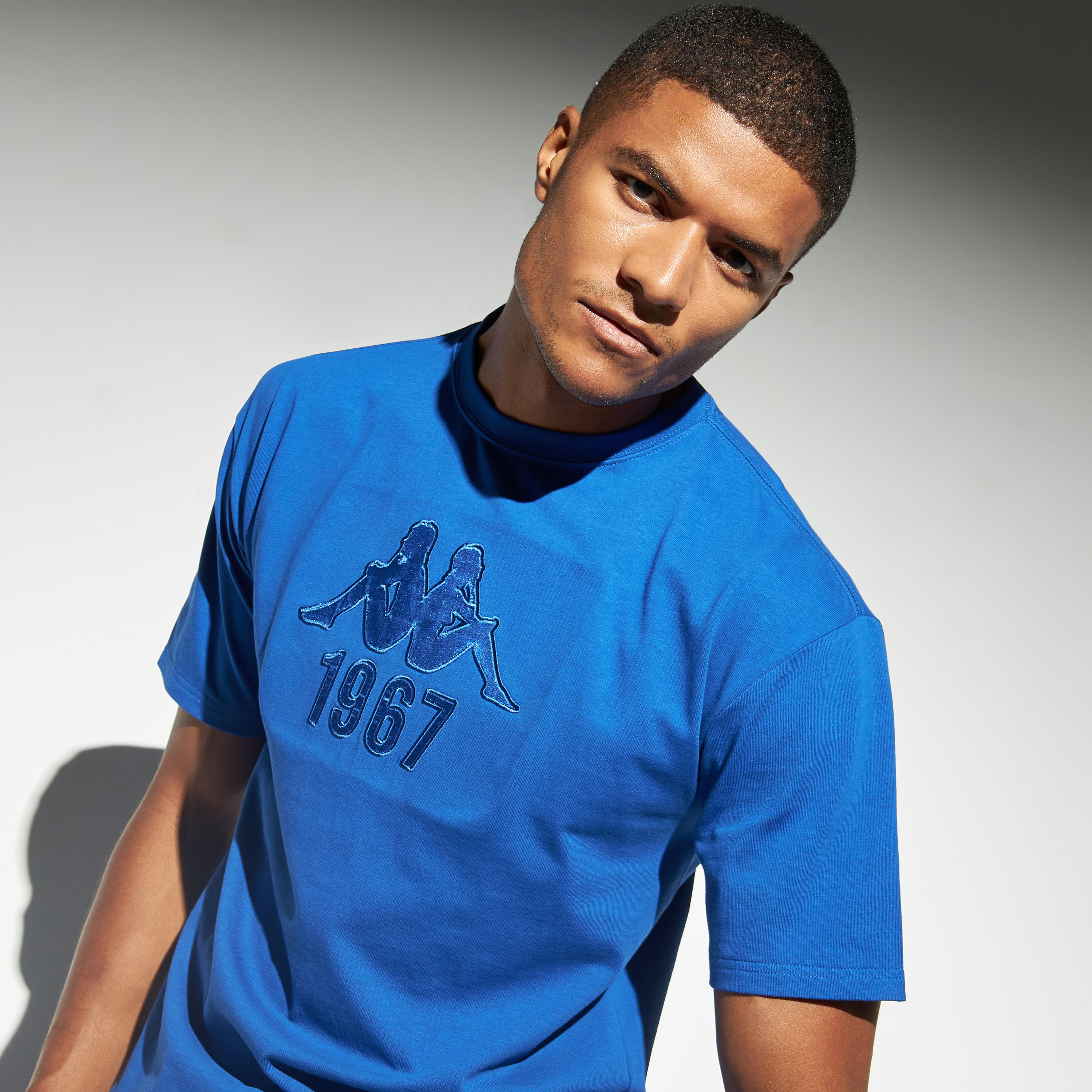 تيشيرت فضفاض بأكمام قصيرة وياقة ضيقة وطبعات شعار من كابا-men-clothing-sportswearandactivewear-tshirtsandpolos-image-4