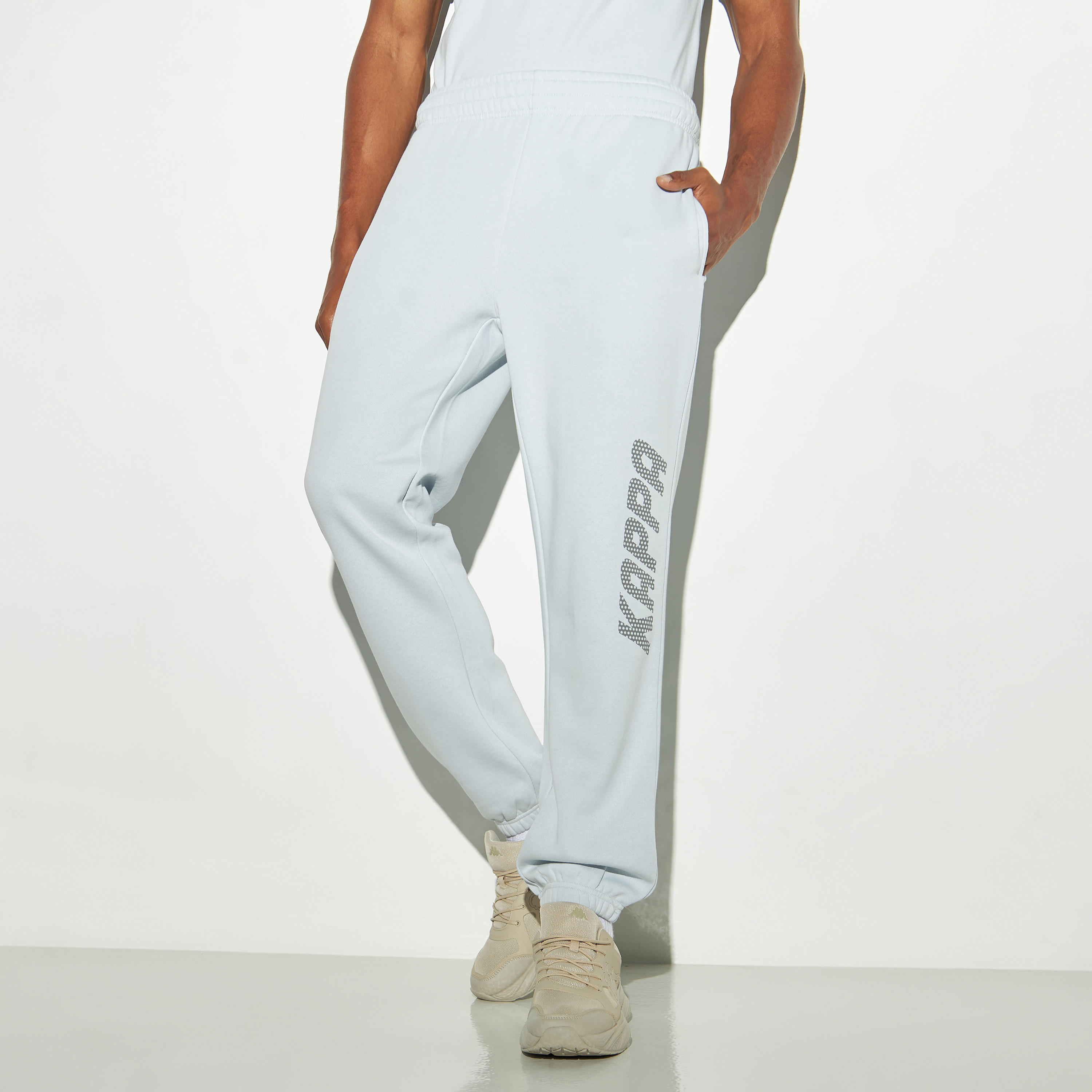 شورت بخصر مطاطي وجيوب وتفاصيل شعار من كابا-men-clothing-sportswearandactivewear-bottoms-image-1