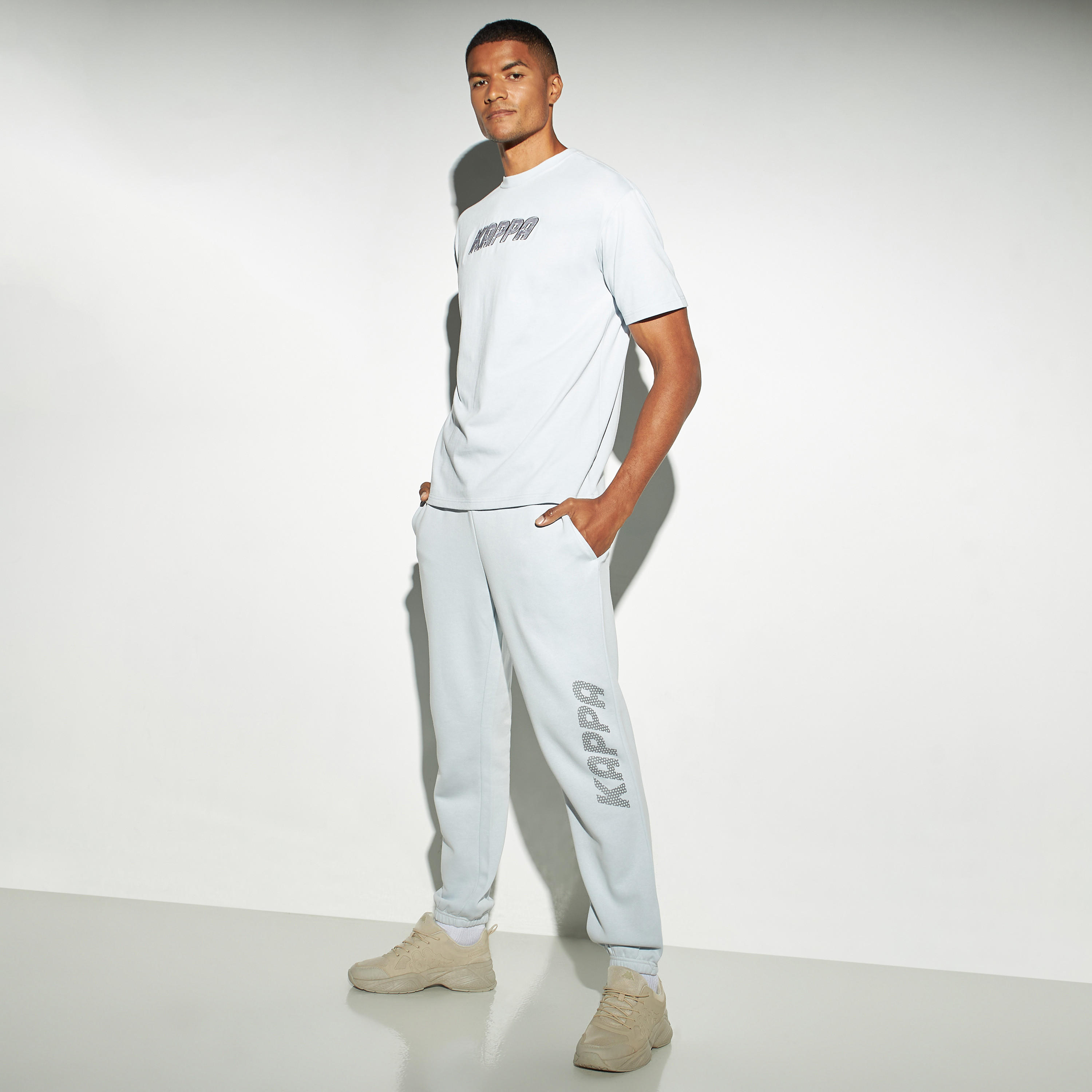 شورت بخصر مطاطي وجيوب وتفاصيل شعار من كابا-men-clothing-sportswearandactivewear-bottoms-image-2