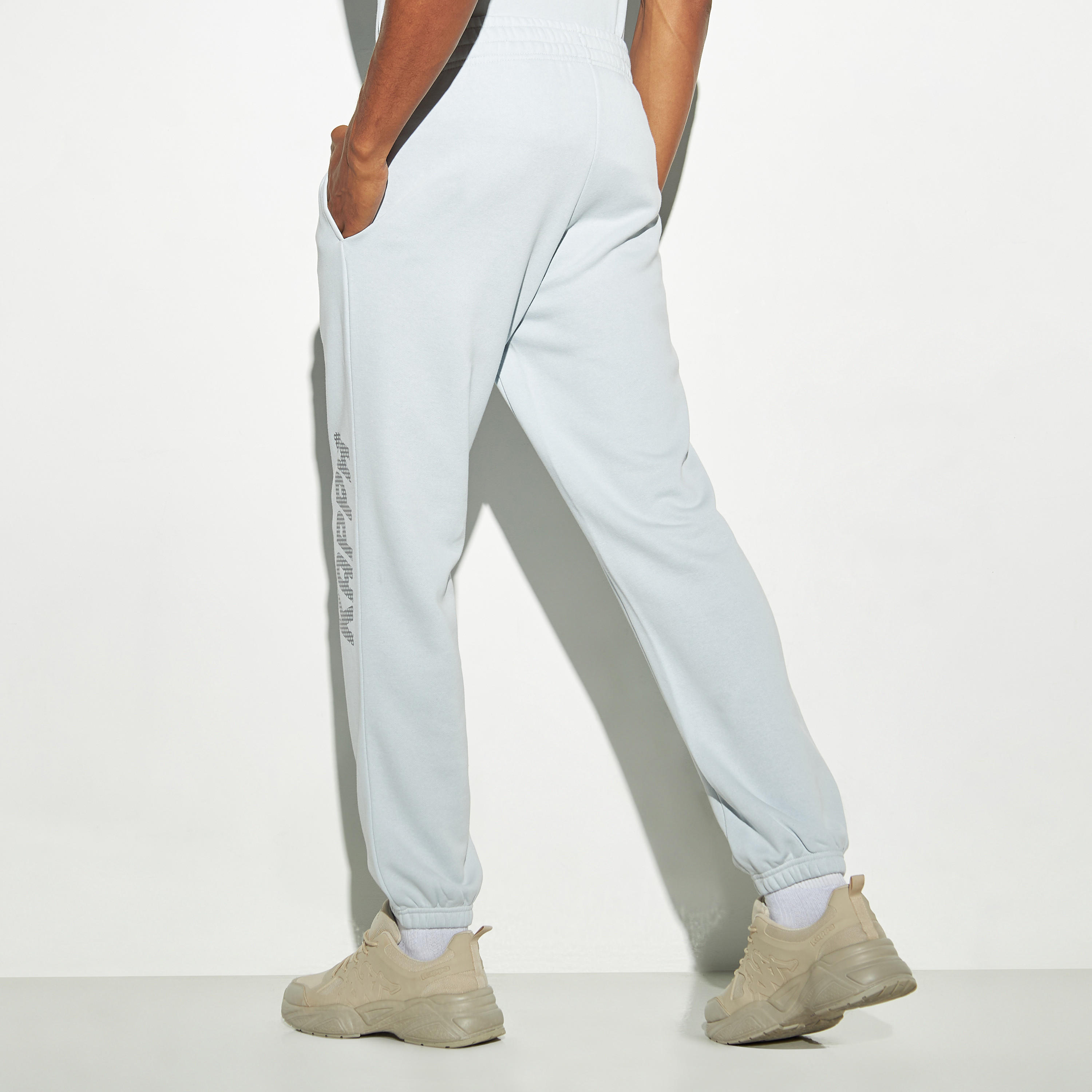 شورت بخصر مطاطي وجيوب وتفاصيل شعار من كابا-men-clothing-sportswearandactivewear-bottoms-image-3