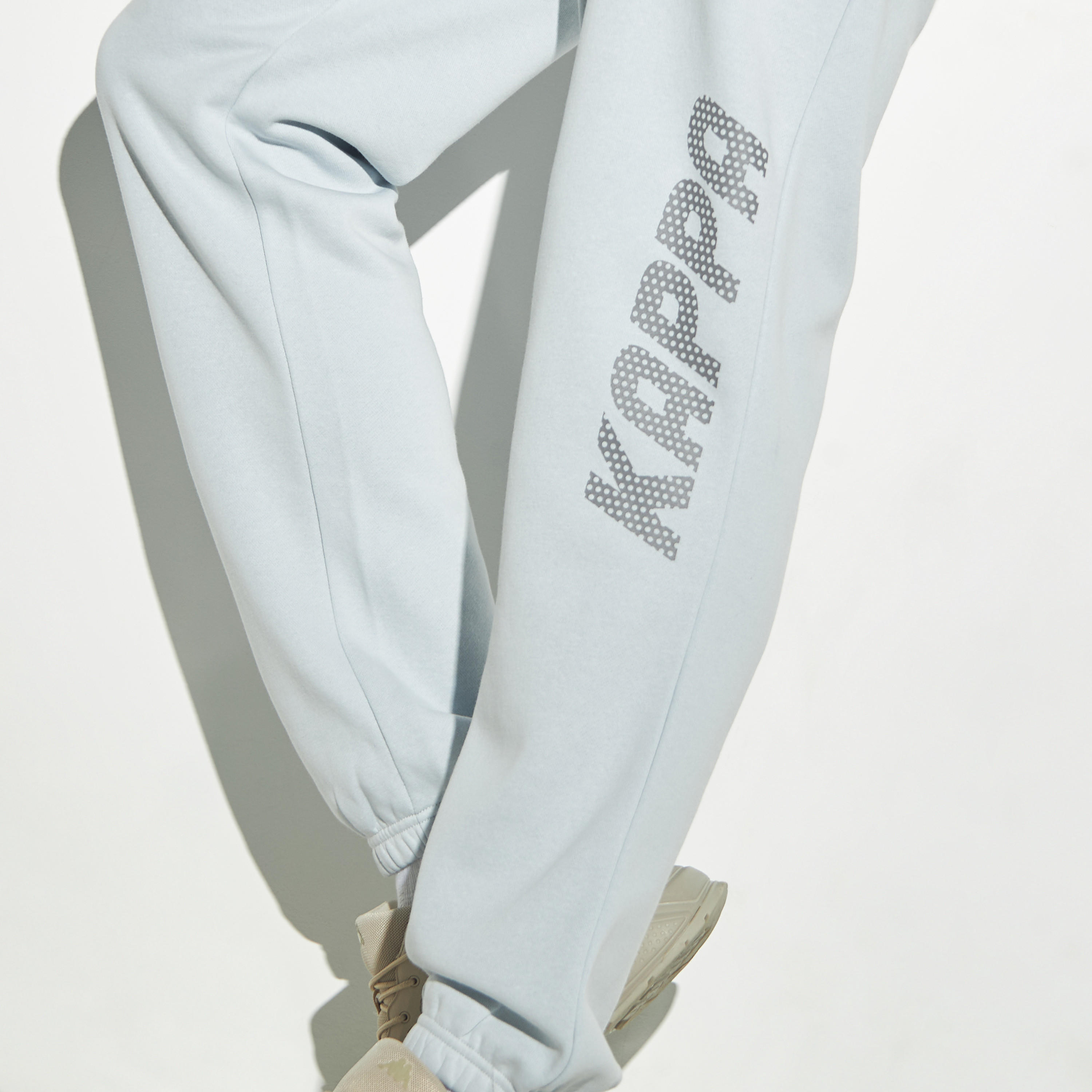 شورت بخصر مطاطي وجيوب وتفاصيل شعار من كابا-men-clothing-sportswearandactivewear-bottoms-image-4