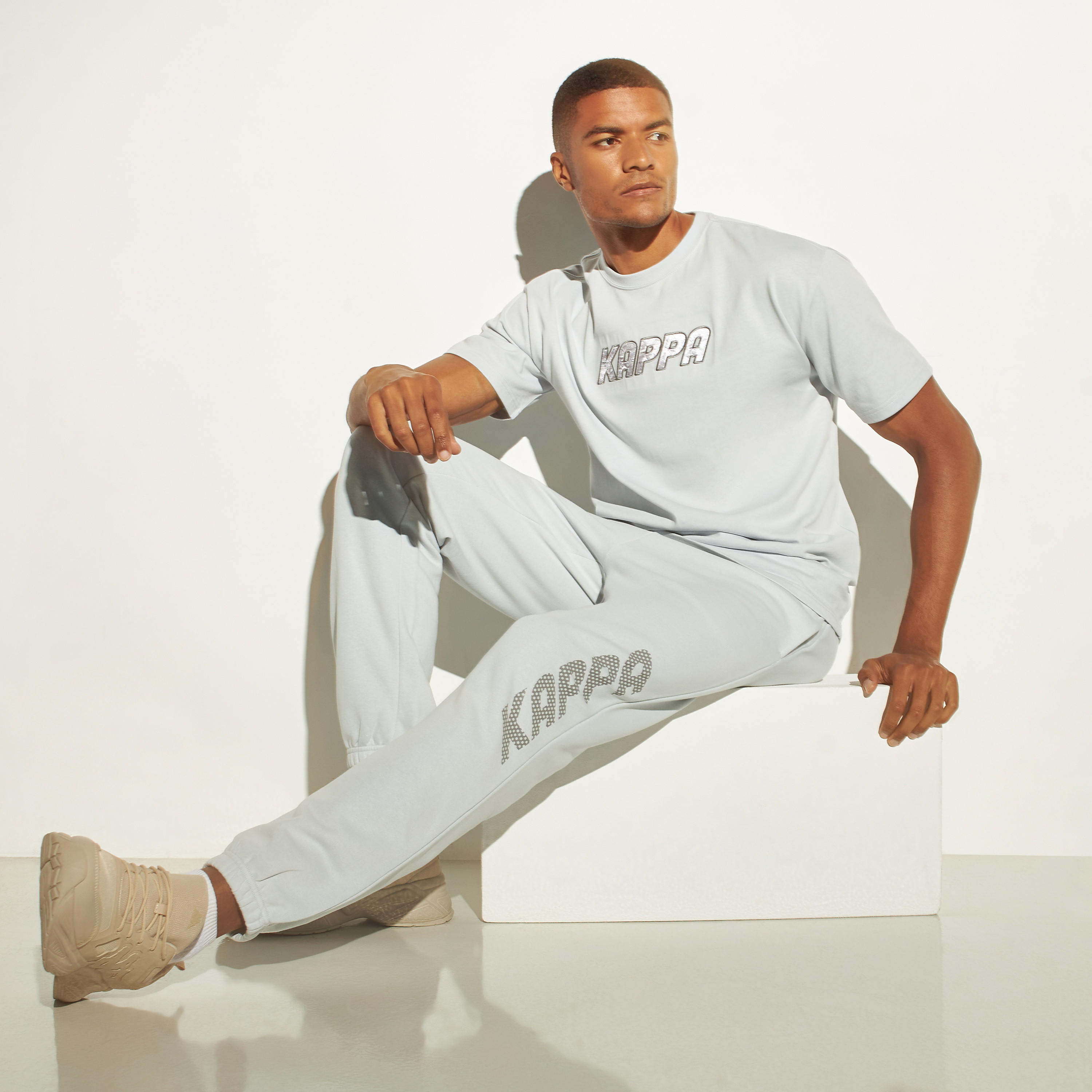 شورت بخصر مطاطي وجيوب وتفاصيل شعار من كابا-men-clothing-sportswearandactivewear-bottoms-image-5