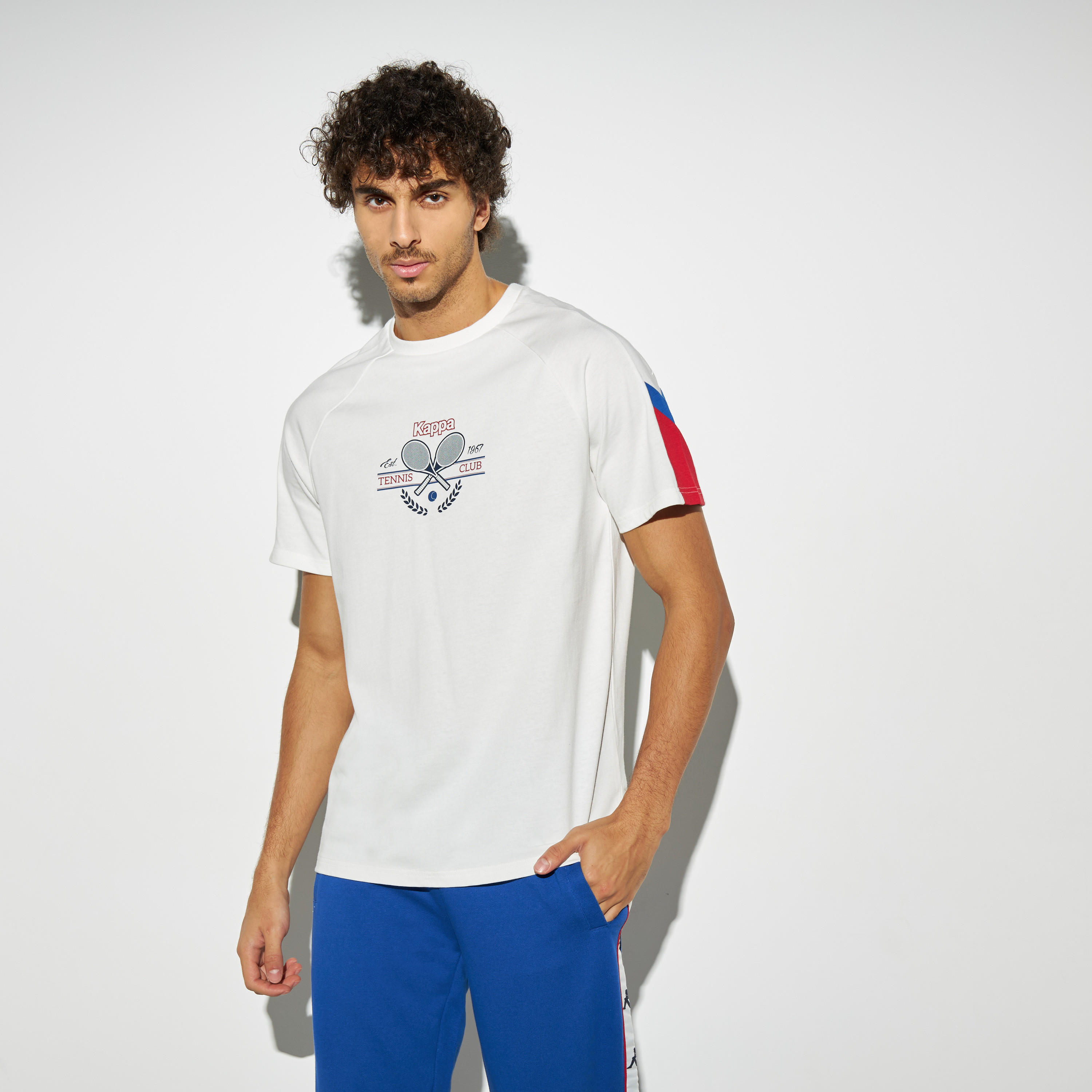 تيشيرت بياقة مستديرة وأكمام مغايرة وطبعات جرافيك من كابا-men-clothing-sportswearandactivewear-tshirtsandpolos-image-1