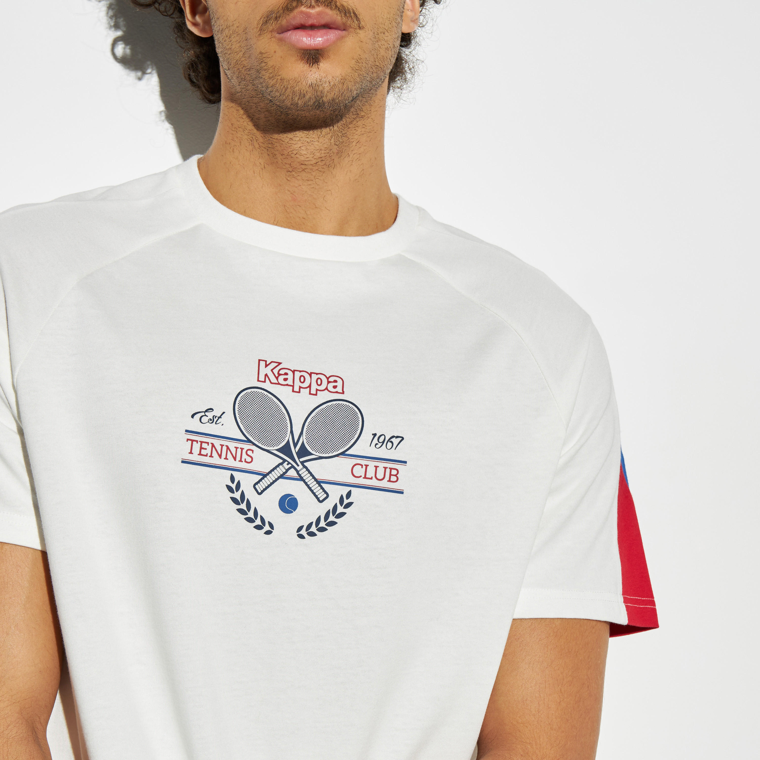 تيشيرت بياقة مستديرة وأكمام مغايرة وطبعات جرافيك من كابا-men-clothing-sportswearandactivewear-tshirtsandpolos-image-2
