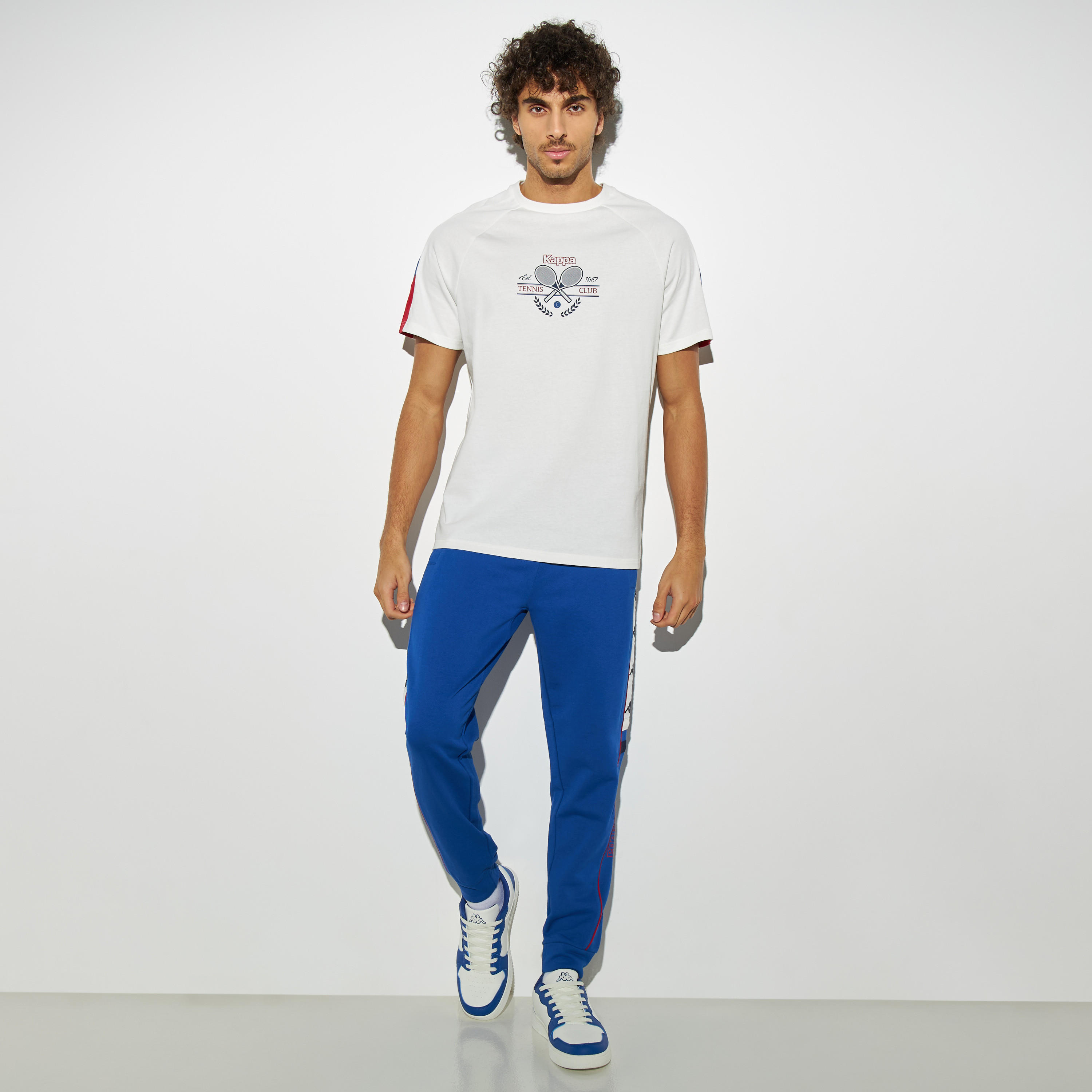 تيشيرت بياقة مستديرة وأكمام مغايرة وطبعات جرافيك من كابا-men-clothing-sportswearandactivewear-tshirtsandpolos-image-3