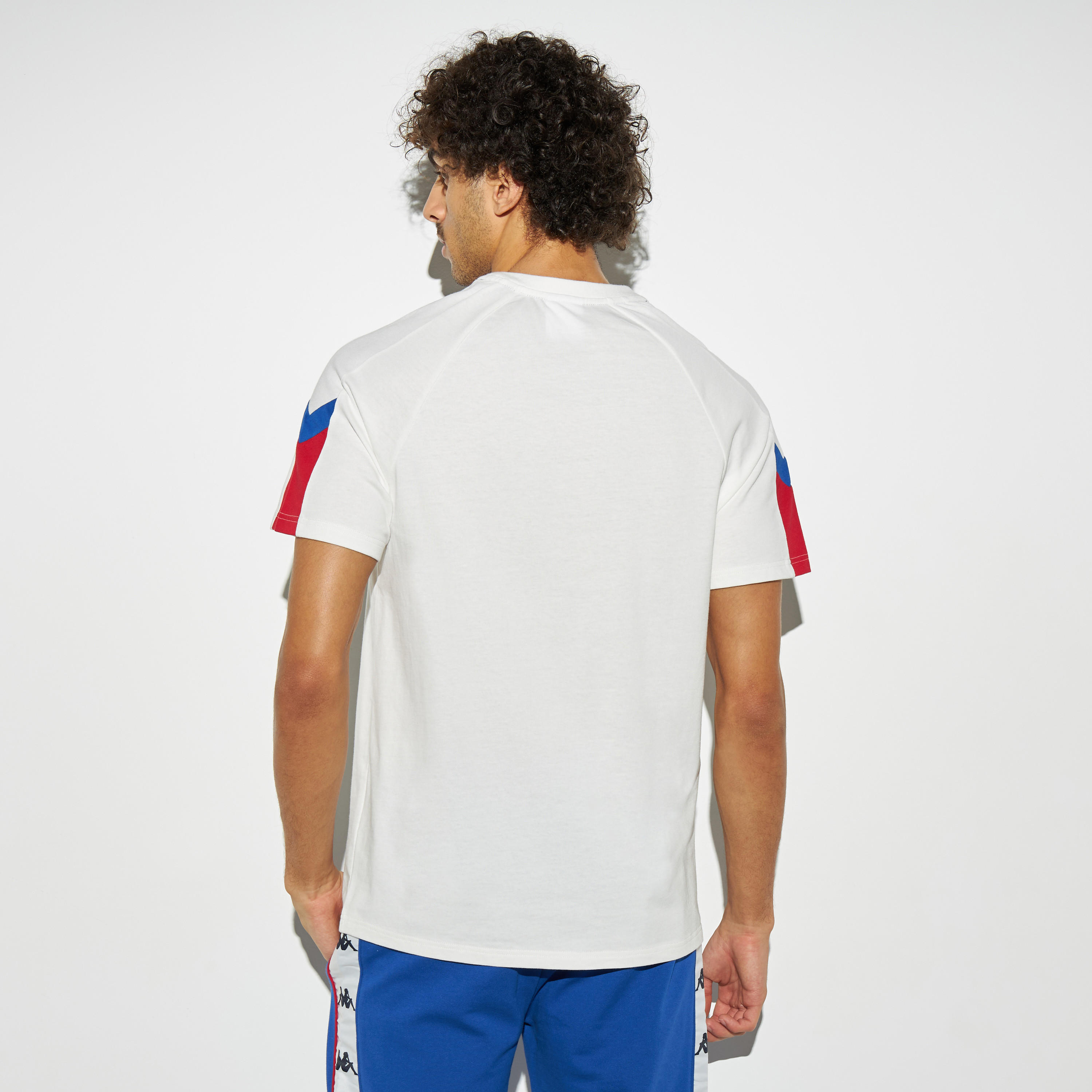 تيشيرت بياقة مستديرة وأكمام مغايرة وطبعات جرافيك من كابا-men-clothing-sportswearandactivewear-tshirtsandpolos-image-4