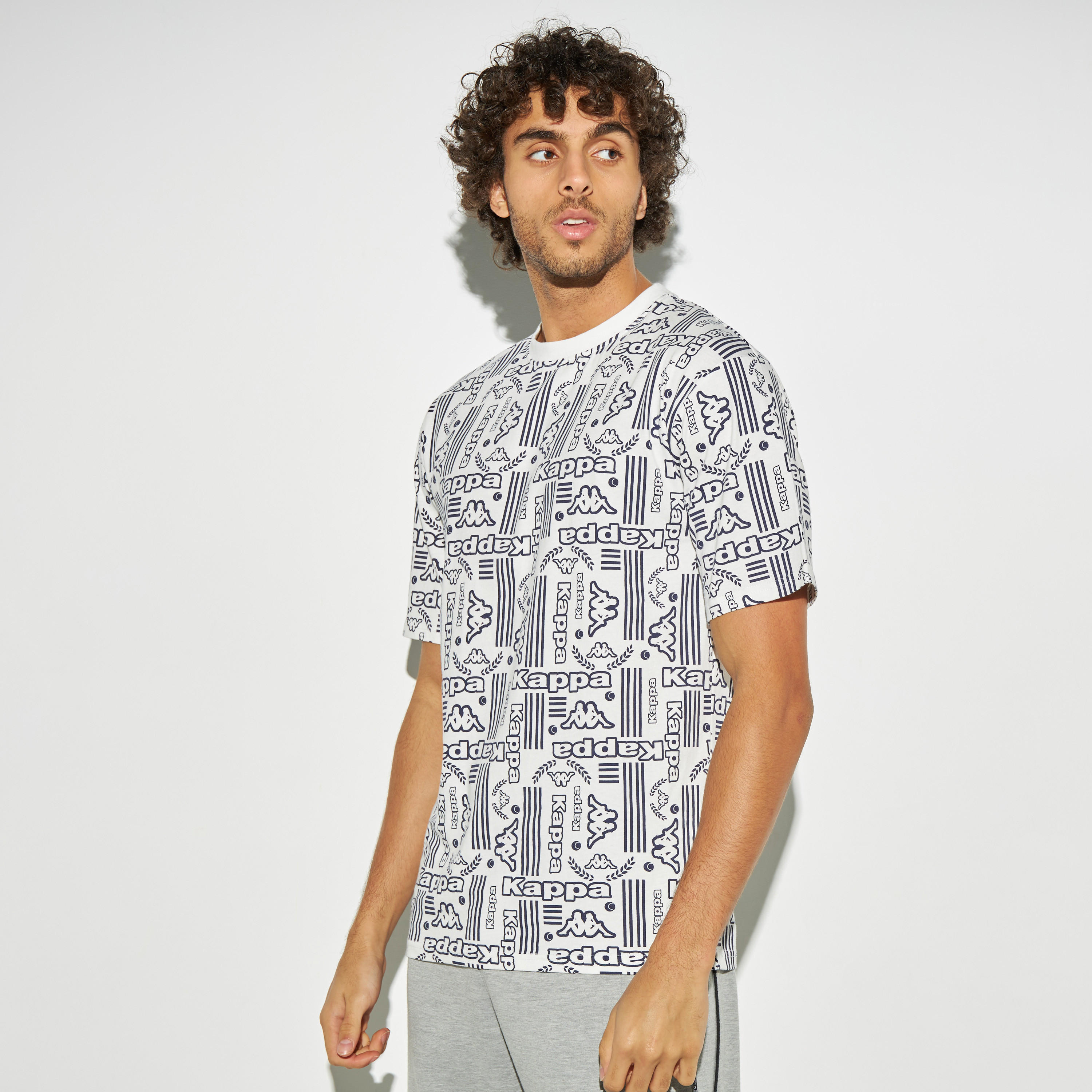 تيشيرت بأكمام قصيرة وياقة ضيقة وطبعات من كابا-men-clothing-sportswearandactivewear-tshirtsandpolos-image-1