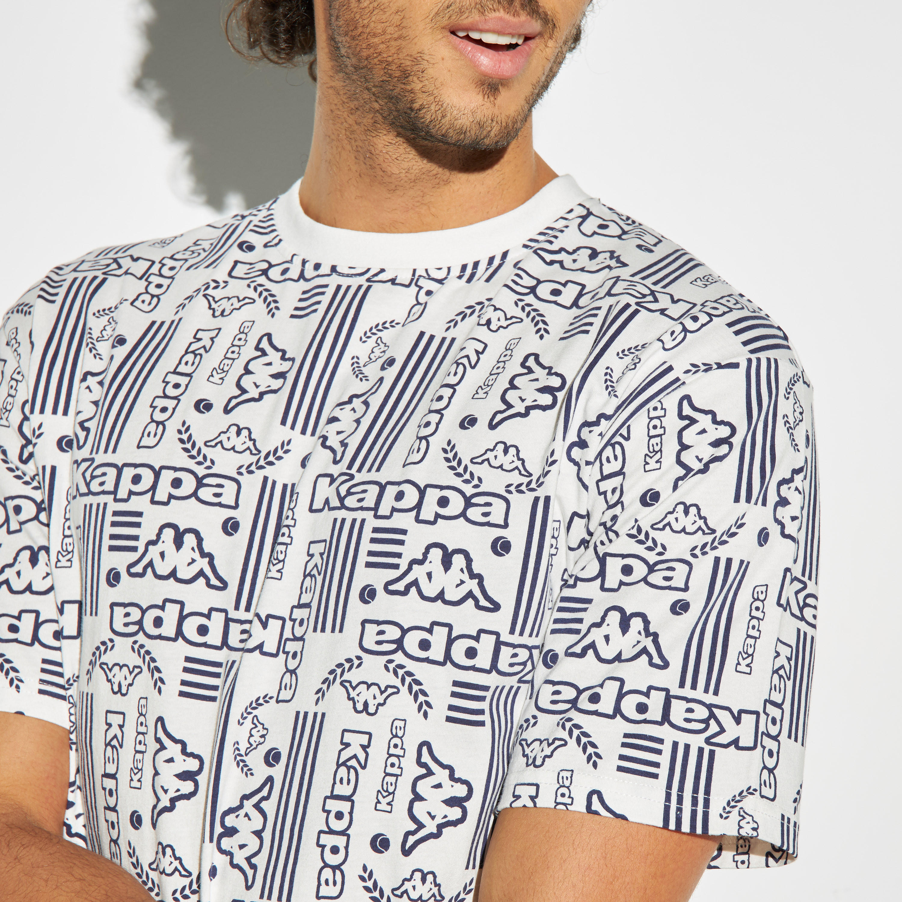 تيشيرت بأكمام قصيرة وياقة ضيقة وطبعات من كابا-men-clothing-sportswearandactivewear-tshirtsandpolos-image-2