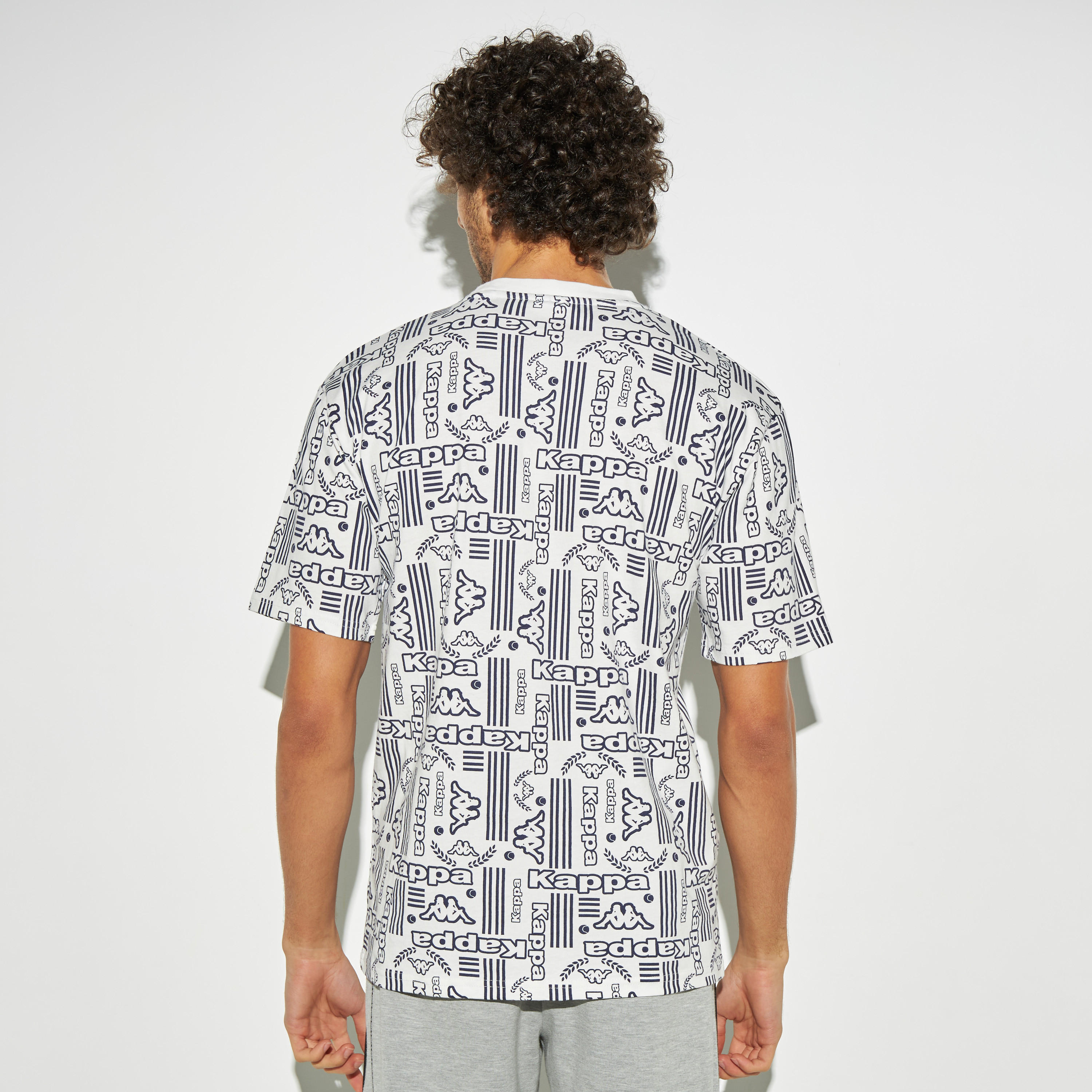 تيشيرت بأكمام قصيرة وياقة ضيقة وطبعات من كابا-men-clothing-sportswearandactivewear-tshirtsandpolos-image-3