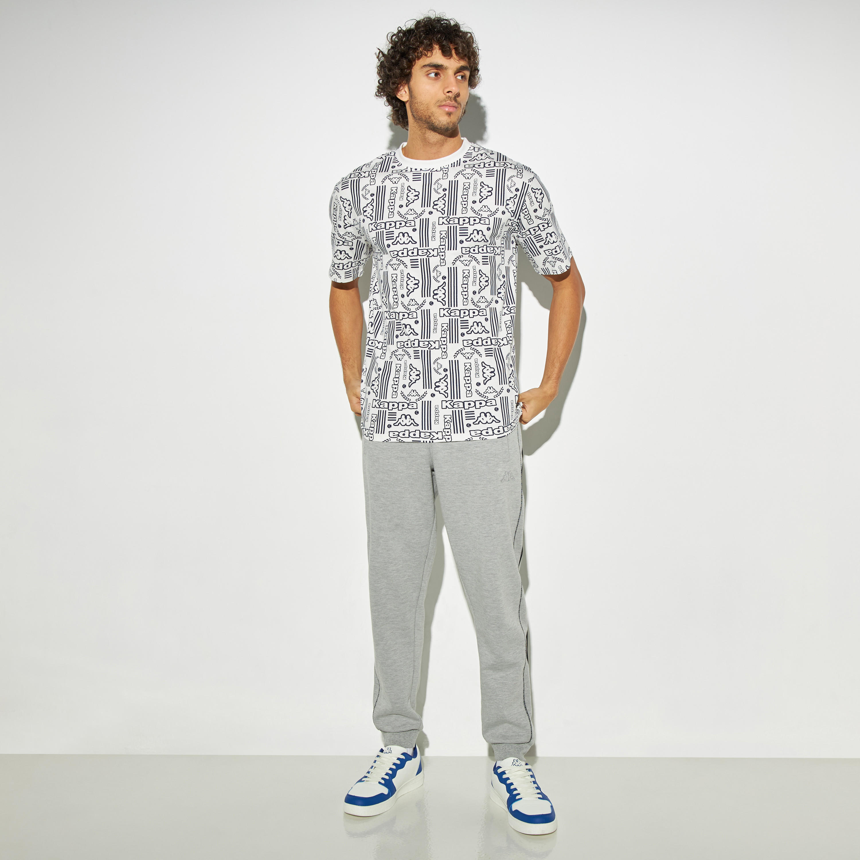 تيشيرت بأكمام قصيرة وياقة ضيقة وطبعات من كابا-men-clothing-sportswearandactivewear-tshirtsandpolos-image-4