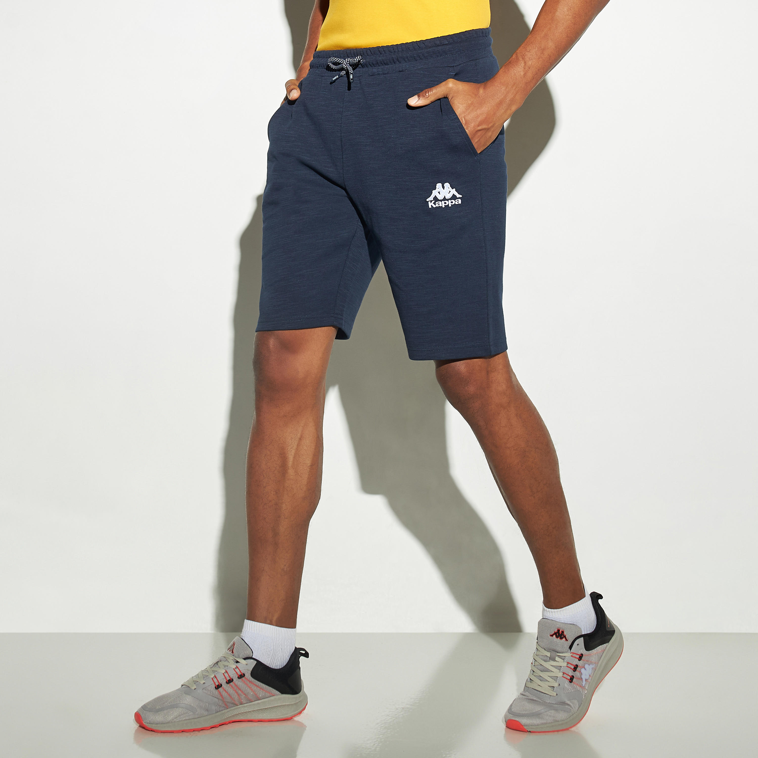 شورت برباط إغلاق وجيوب وشعار من كابا-men-clothing-bottoms-shorts-image-1