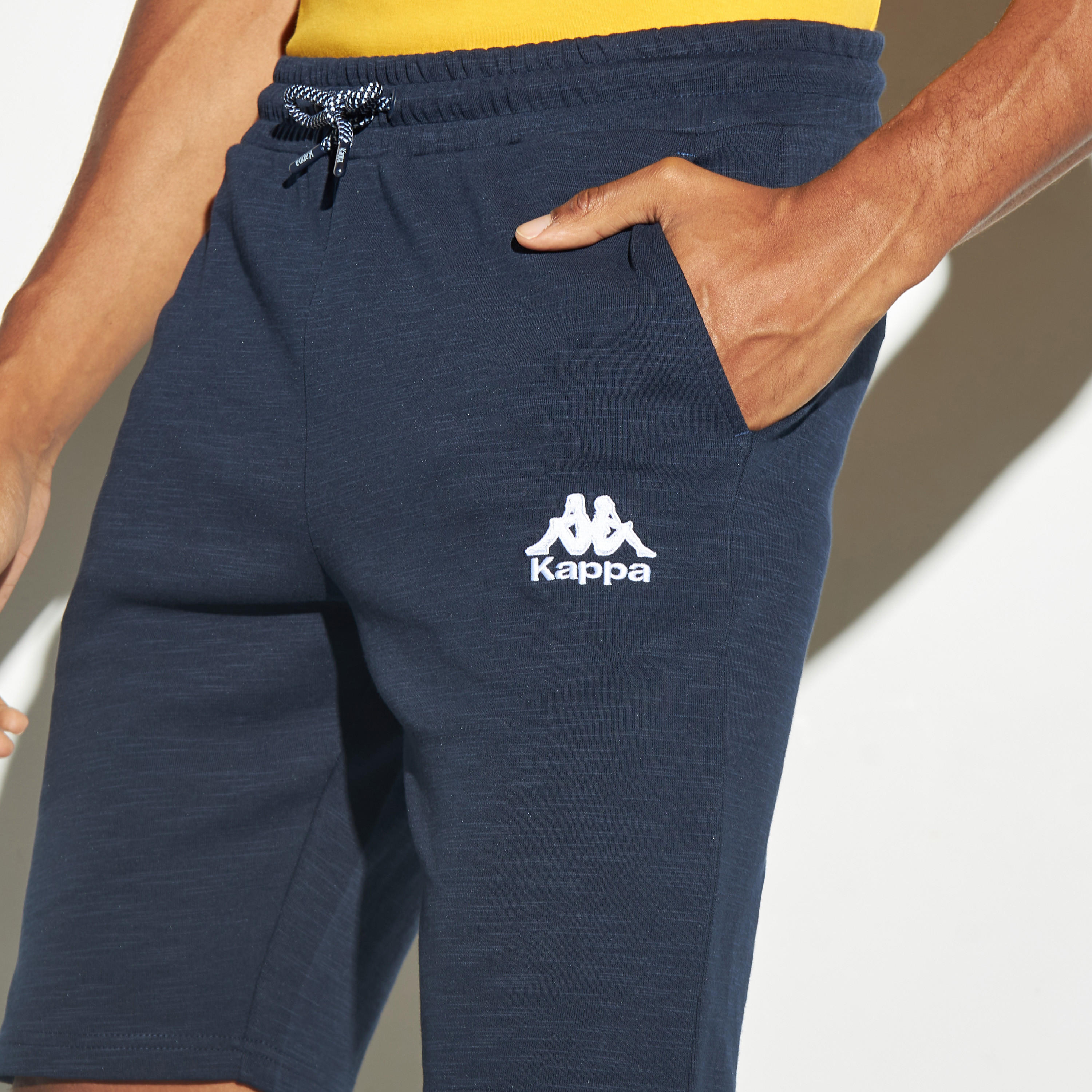 شورت برباط إغلاق وجيوب وشعار من كابا-men-clothing-bottoms-shorts-image-4