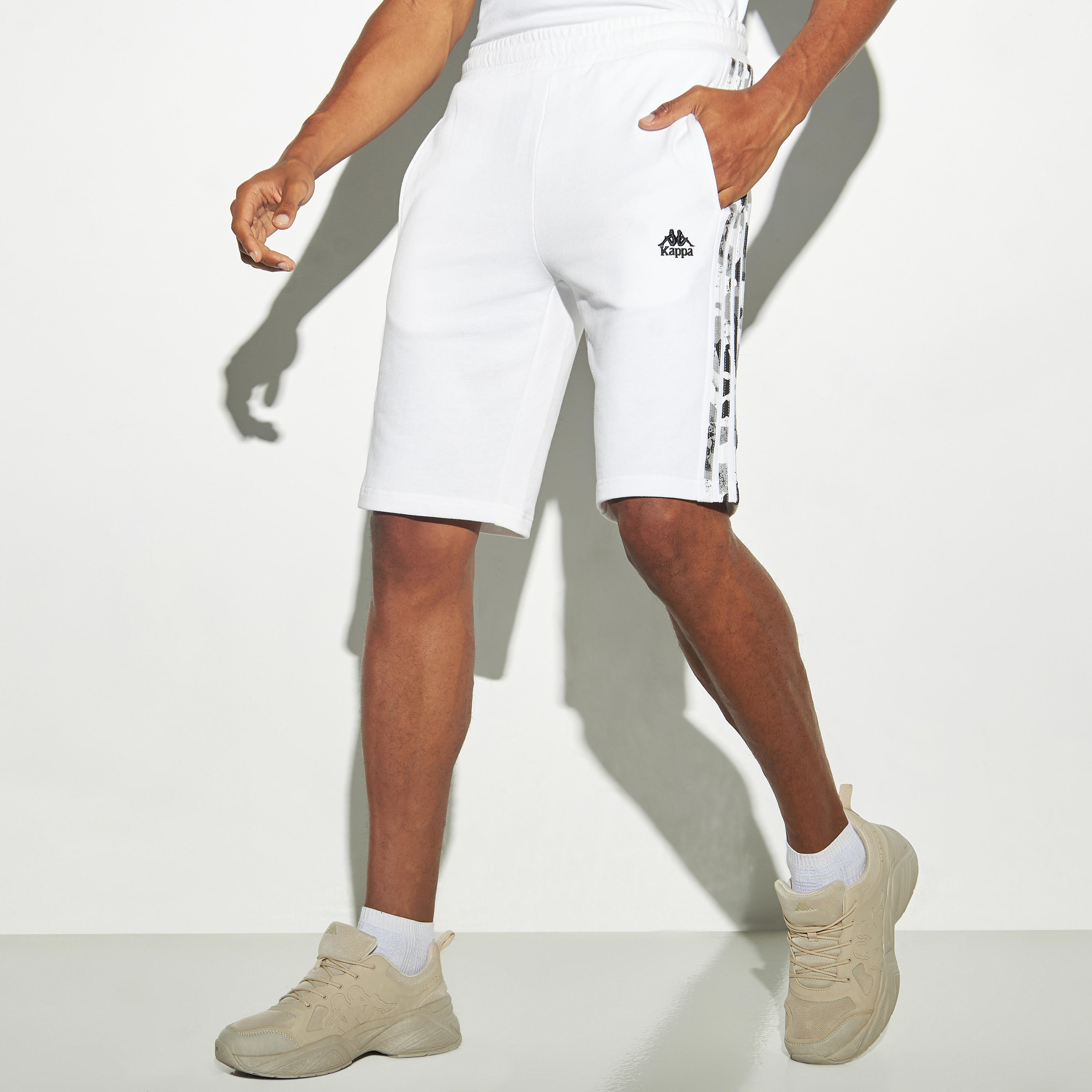 شورت بخصر مطاطي وجيوب وتفاصيل شريط من كابا-men-clothing-bottoms-shorts-image-1
