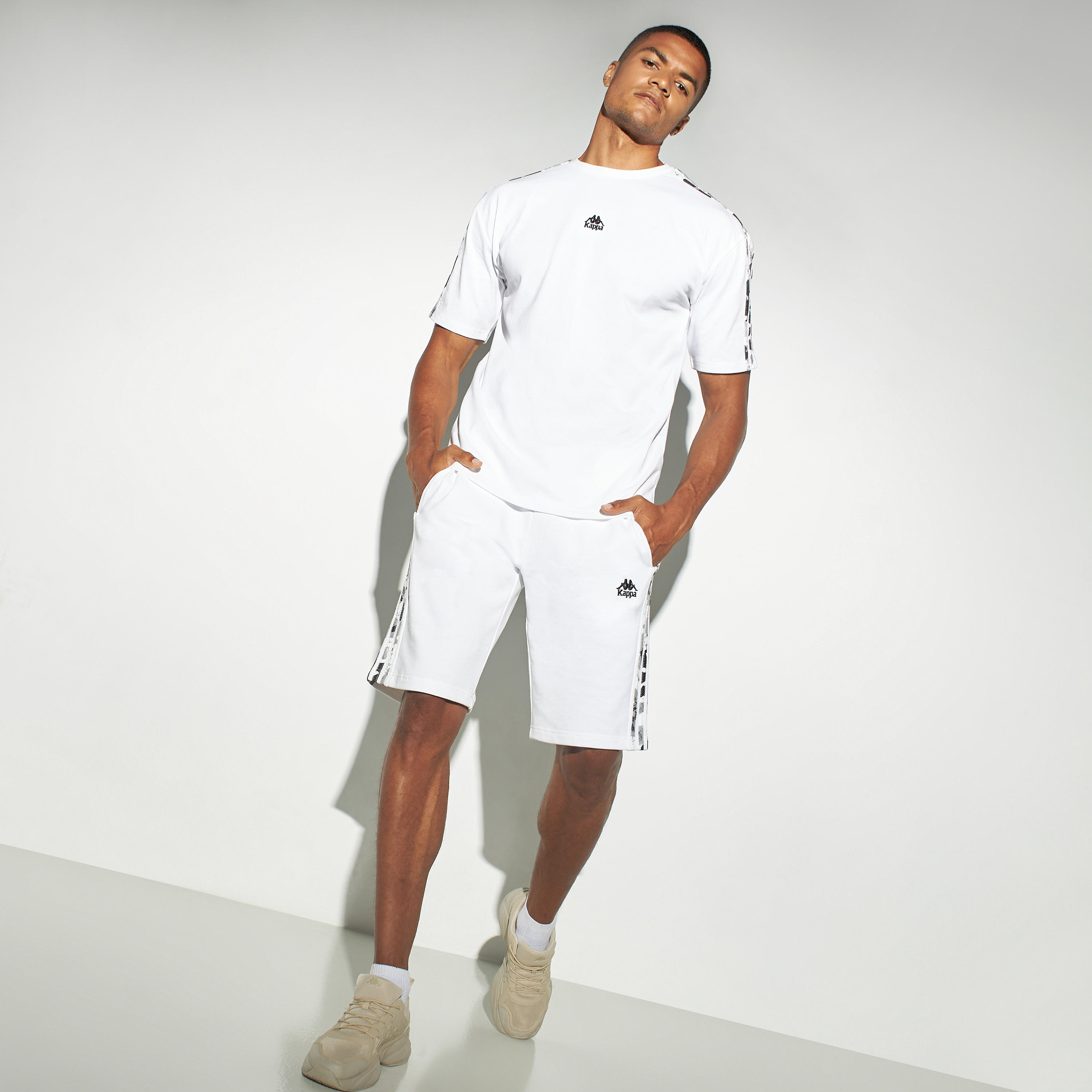 شورت بخصر مطاطي وجيوب وتفاصيل شريط من كابا-men-clothing-bottoms-shorts-image-2
