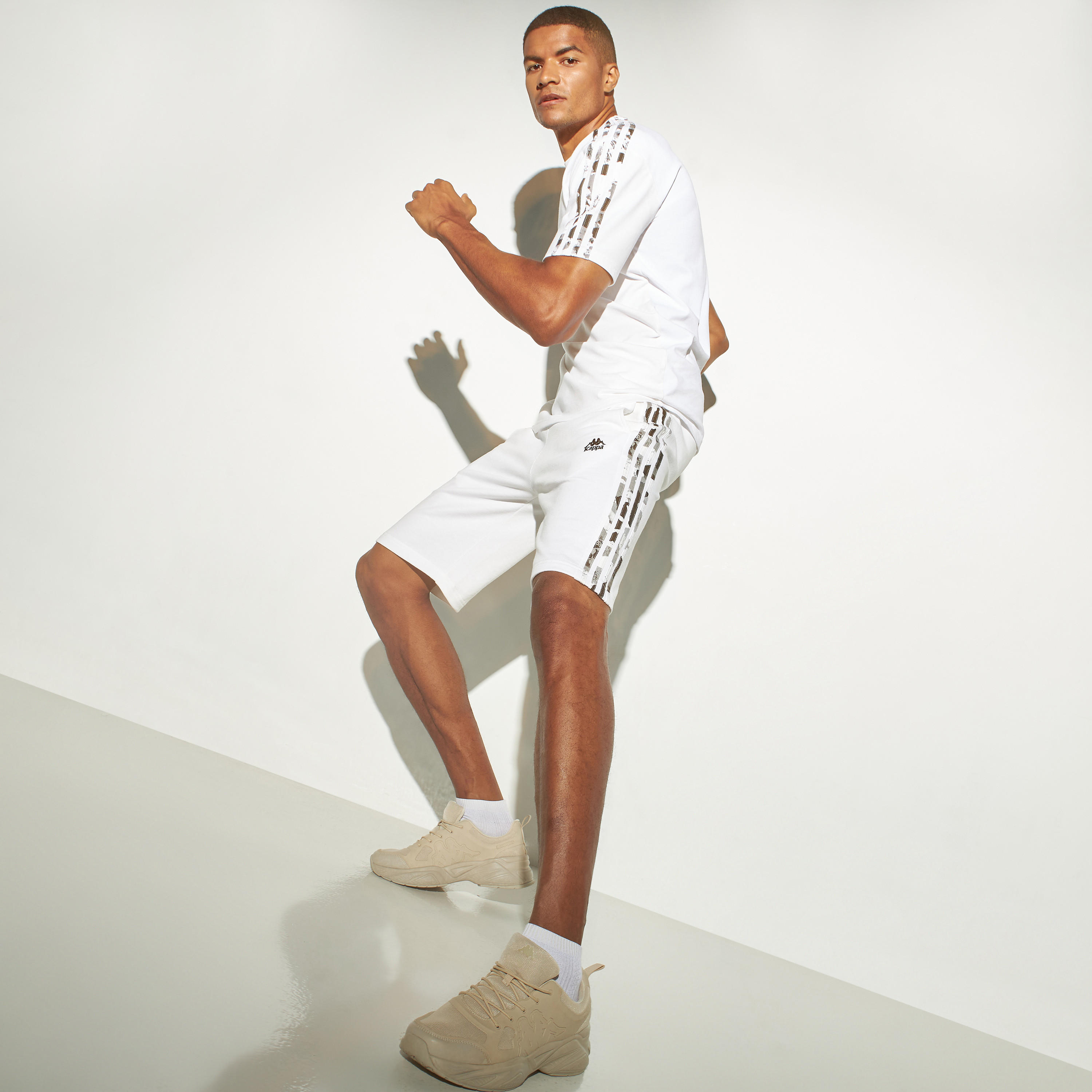 شورت بخصر مطاطي وجيوب وتفاصيل شريط من كابا-men-clothing-bottoms-shorts-image-5