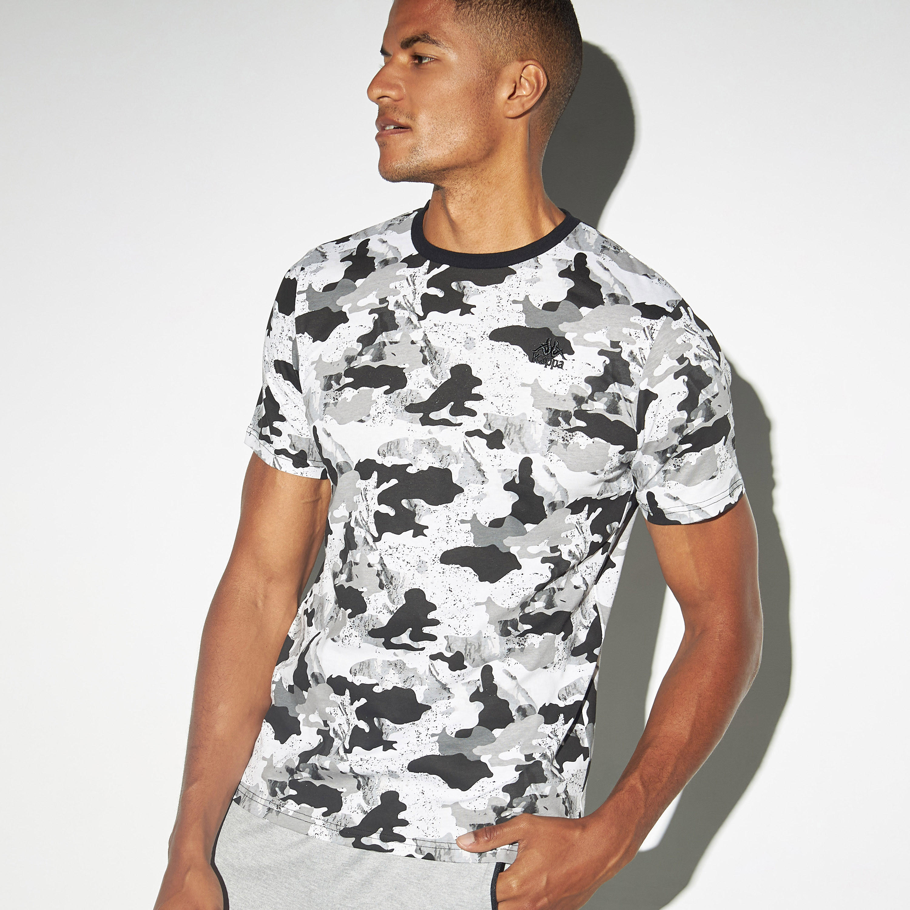 تيشيرت بأكمام قصيرة وياقة ضيقة وطبعات من كابا-men-clothing-sportswearandactivewear-tshirtsandpolos-image-1