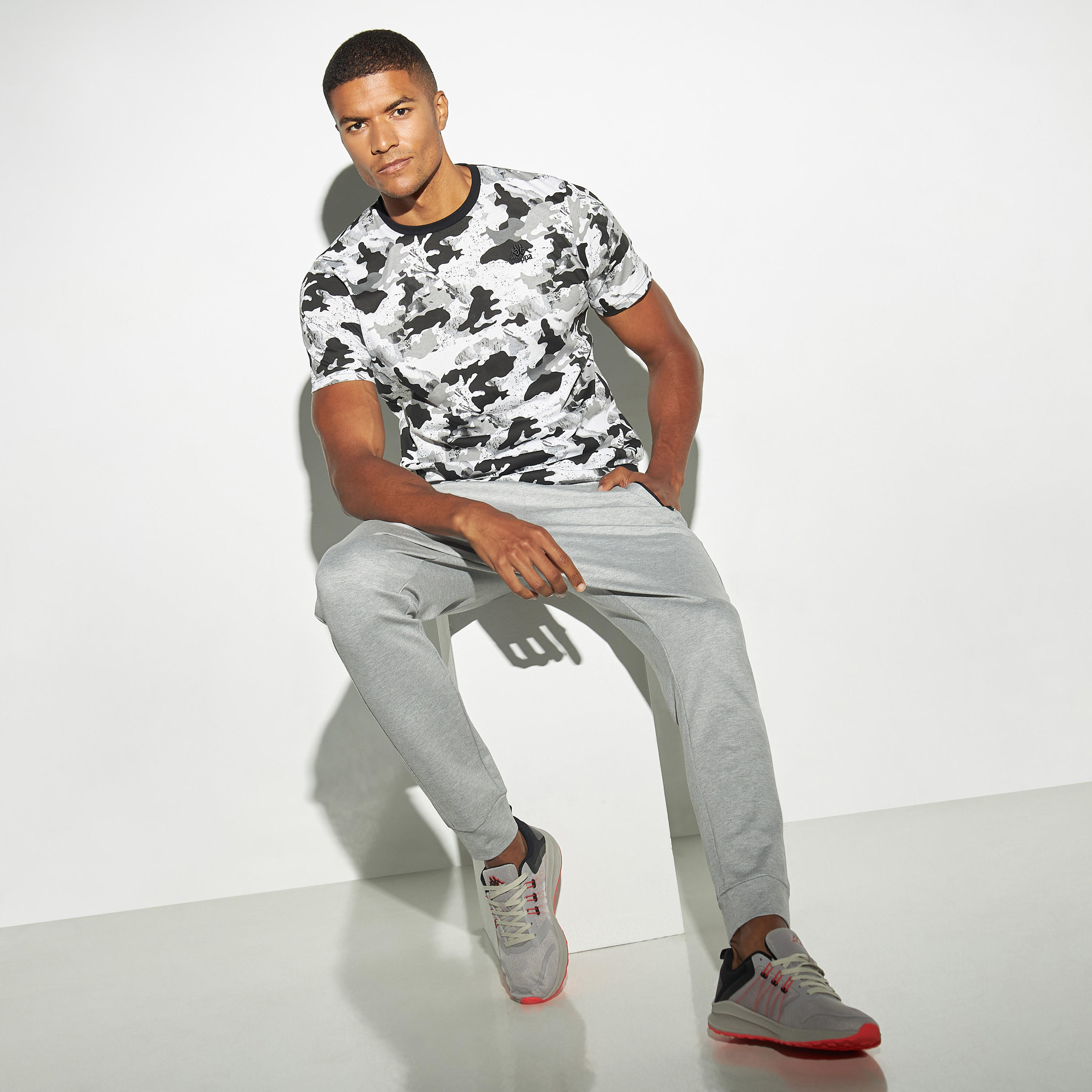 تيشيرت بأكمام قصيرة وياقة ضيقة وطبعات من كابا-men-clothing-sportswearandactivewear-tshirtsandpolos-image-2