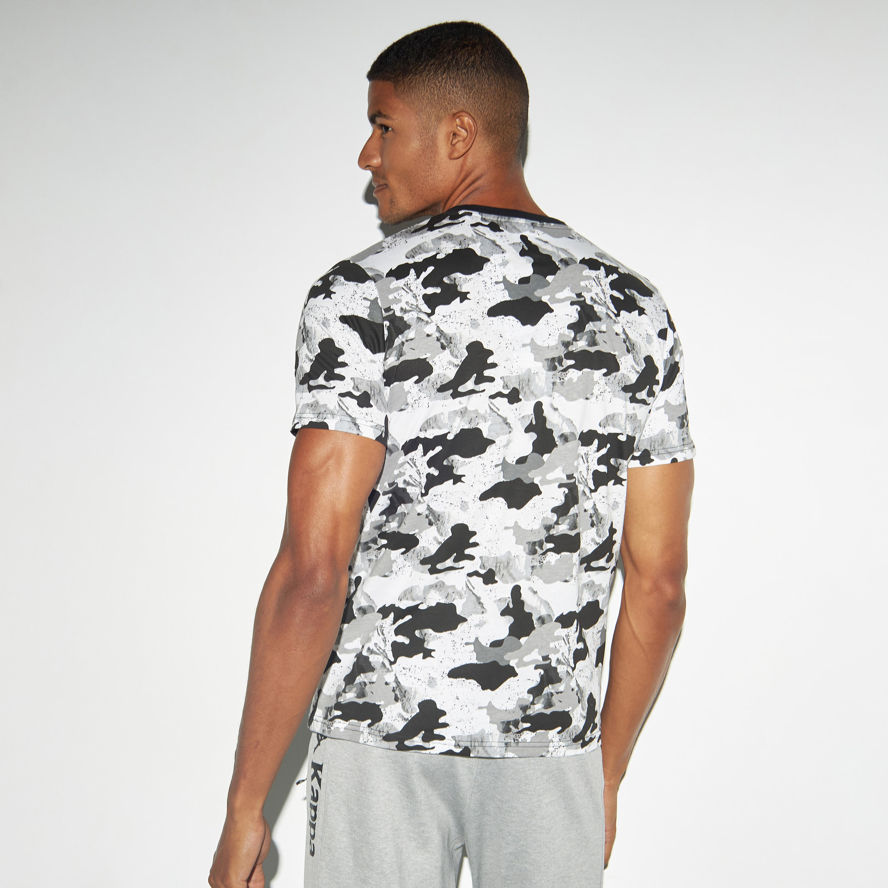 تيشيرت بأكمام قصيرة وياقة ضيقة وطبعات من كابا-men-clothing-sportswearandactivewear-tshirtsandpolos-image-3