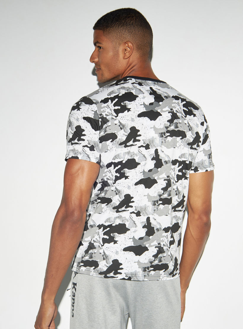 تيشيرت بأكمام قصيرة وياقة ضيقة وطبعات من كابا-men-clothing-sportswearandactivewear-tshirtsandpolos-image-3