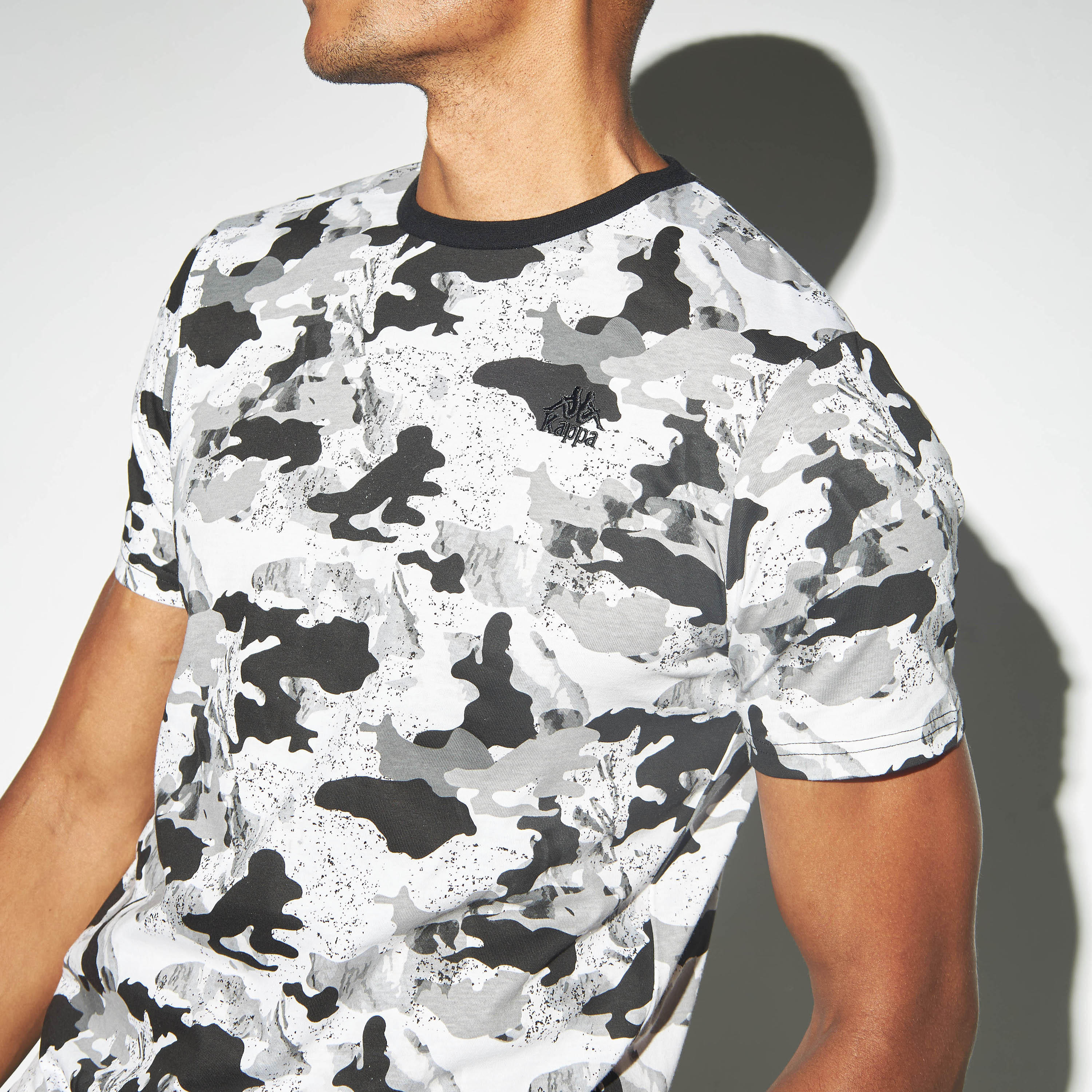 تيشيرت بأكمام قصيرة وياقة ضيقة وطبعات من كابا-men-clothing-sportswearandactivewear-tshirtsandpolos-image-4