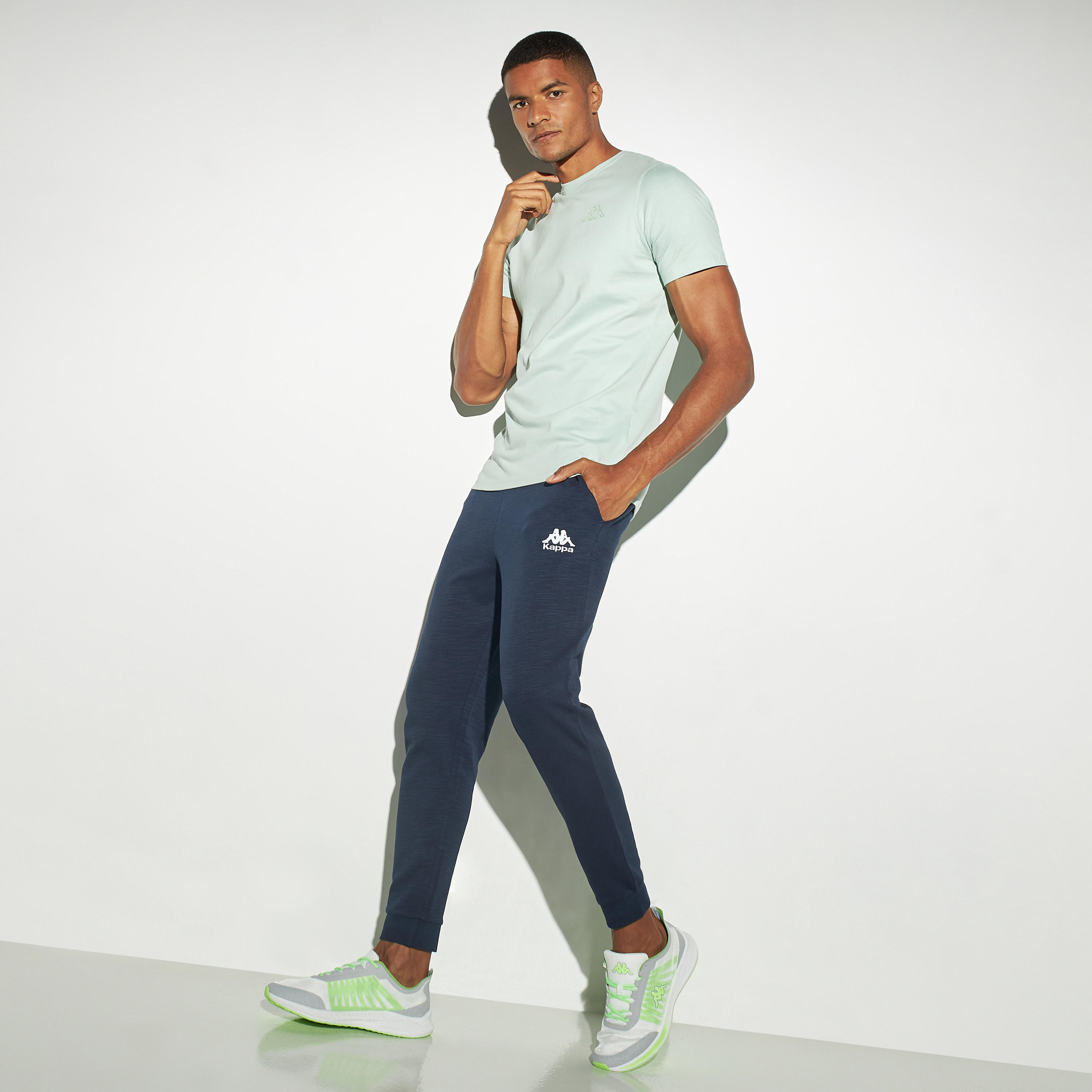 بنطلون رياضي بتطريز شعار ورباط إغلاق وجيوب من كابا-men-clothing-sportswearandactivewear-tracksuits-image-2