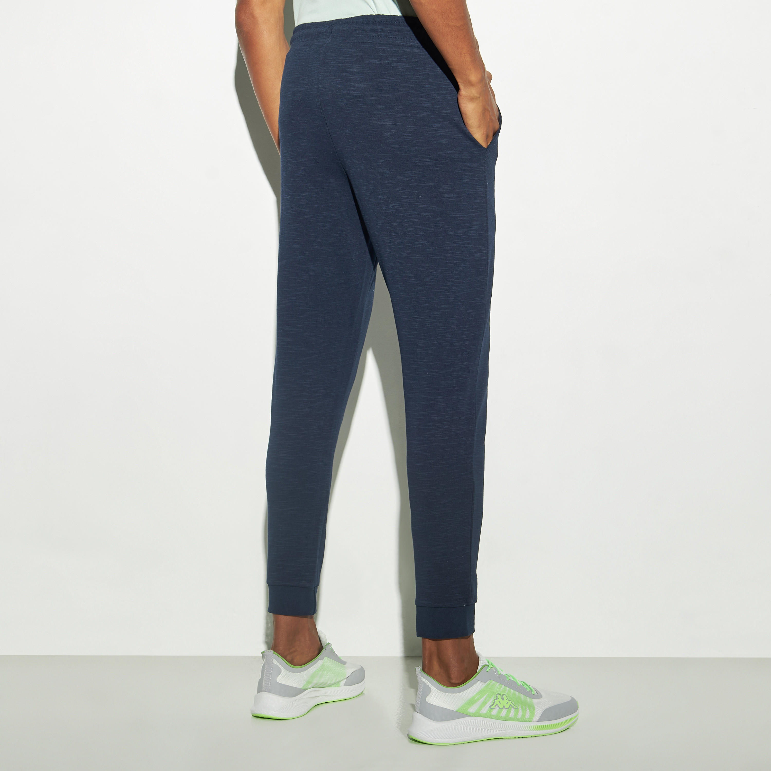 بنطلون رياضي بتطريز شعار ورباط إغلاق وجيوب من كابا-men-clothing-sportswearandactivewear-tracksuits-image-3