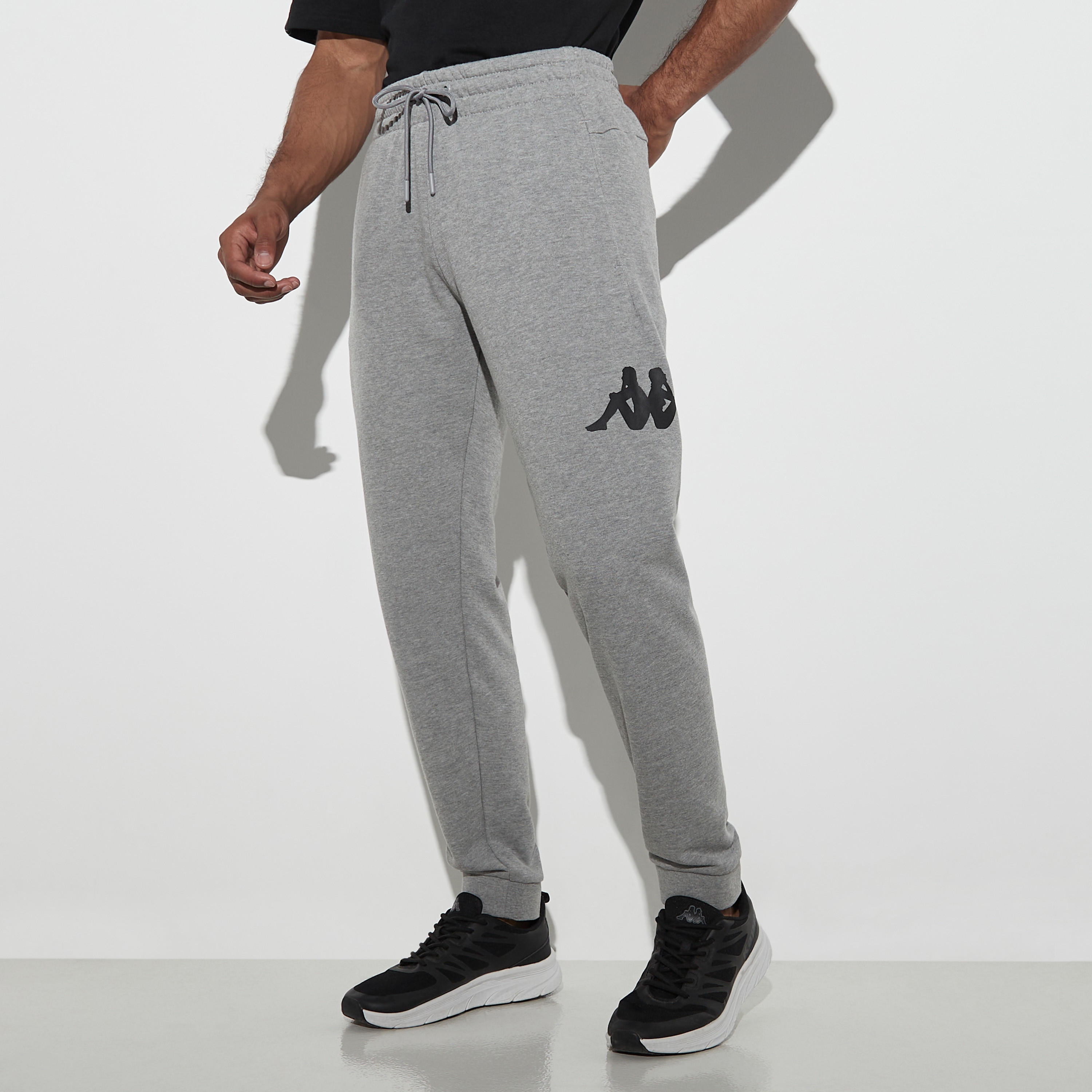 بنطلون رياضي برباط إغلاق وجيوب وطبعات من كابا-men-clothing-sportswearandactivewear-bottoms-image-1