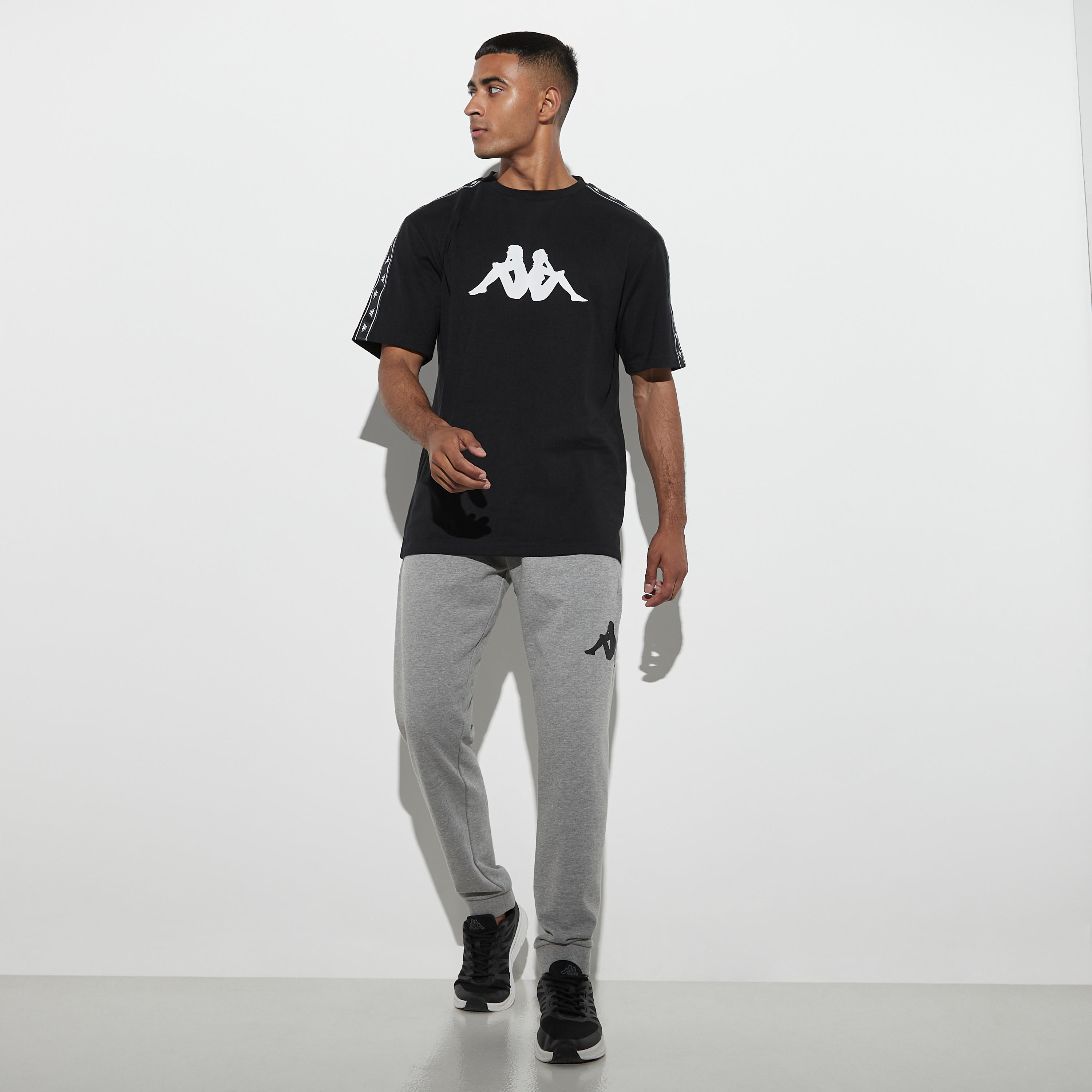 بنطلون رياضي برباط إغلاق وجيوب وطبعات من كابا-men-clothing-sportswearandactivewear-bottoms-image-2