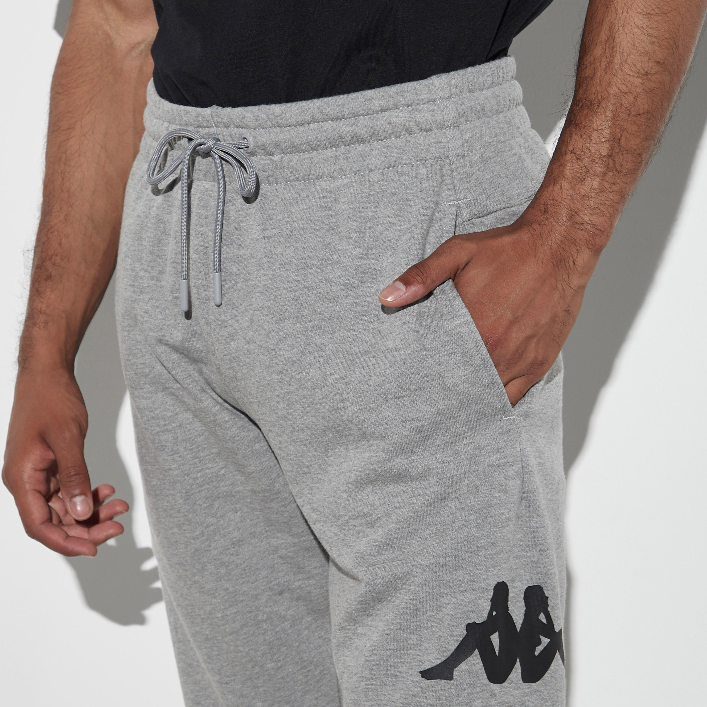 بنطلون رياضي برباط إغلاق وجيوب وطبعات من كابا-men-clothing-sportswearandactivewear-bottoms-image-4