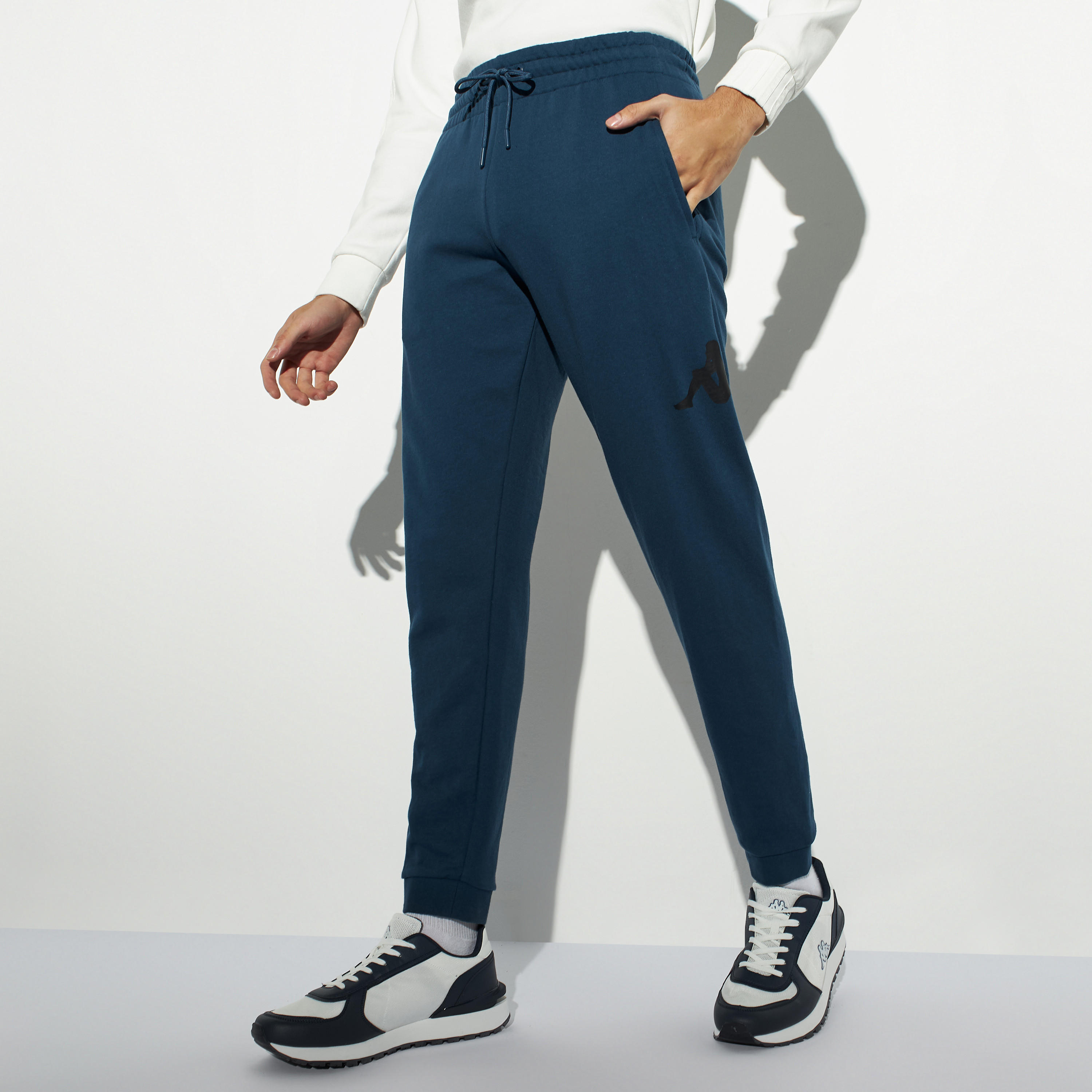 بنطلون رياضي برباط إغلاق وجيوب وطبعات شعار من كابا-men-clothing-sportswearandactivewear-bottoms-image-1